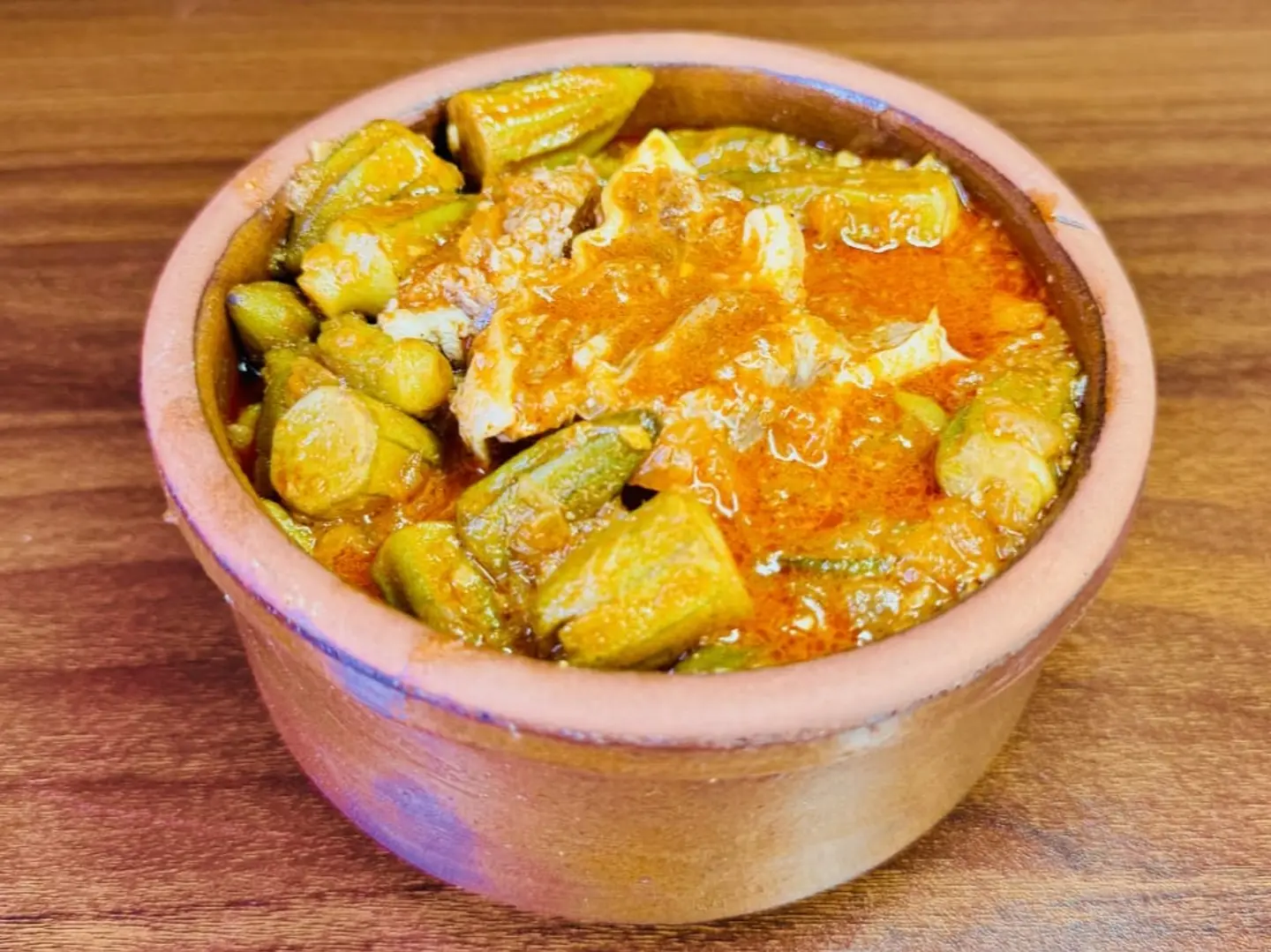 طاجن باميه باللحمه مع ارز بالشعيرية