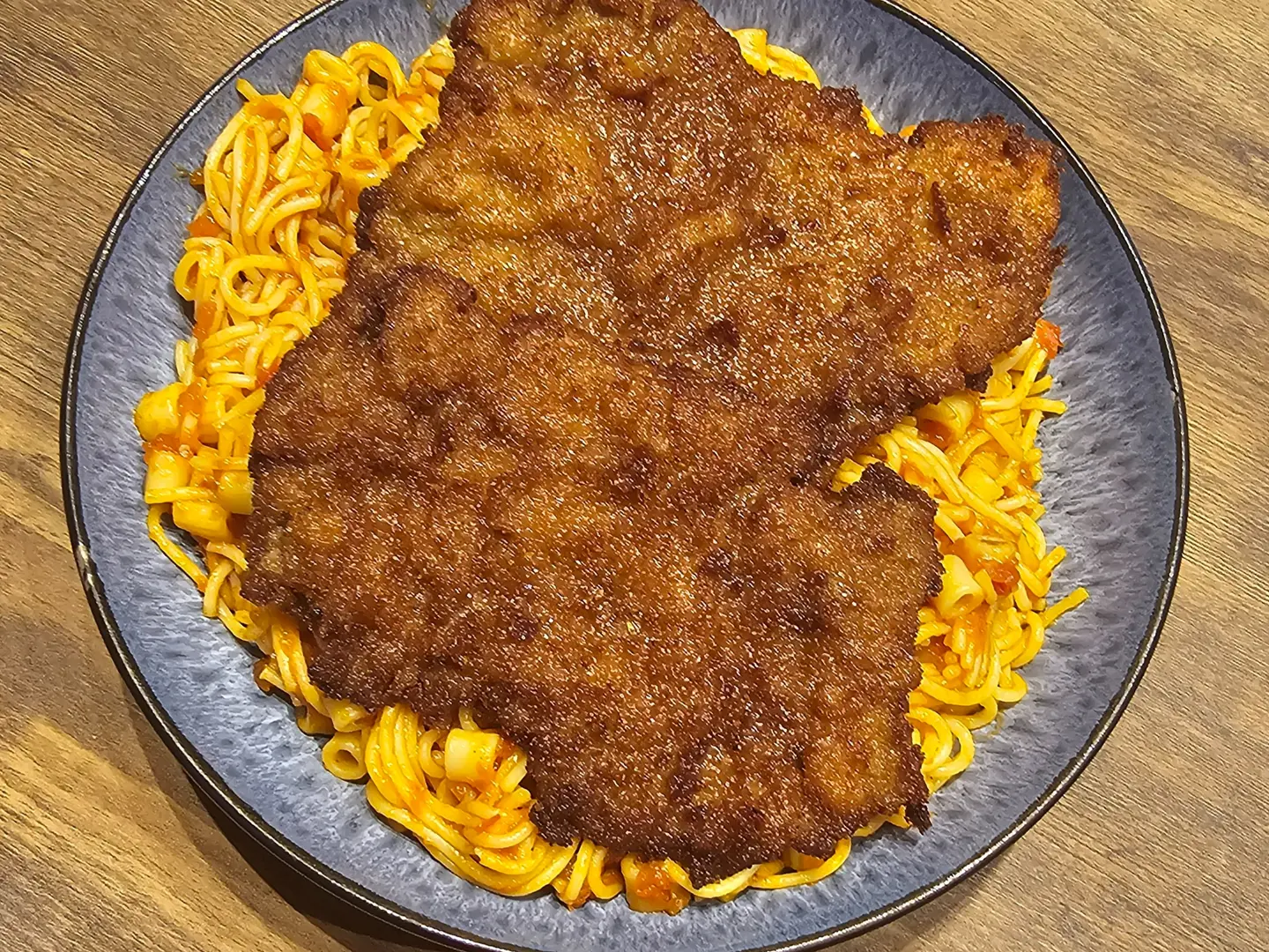 وجبة مكرونة و بوفتيك بقري