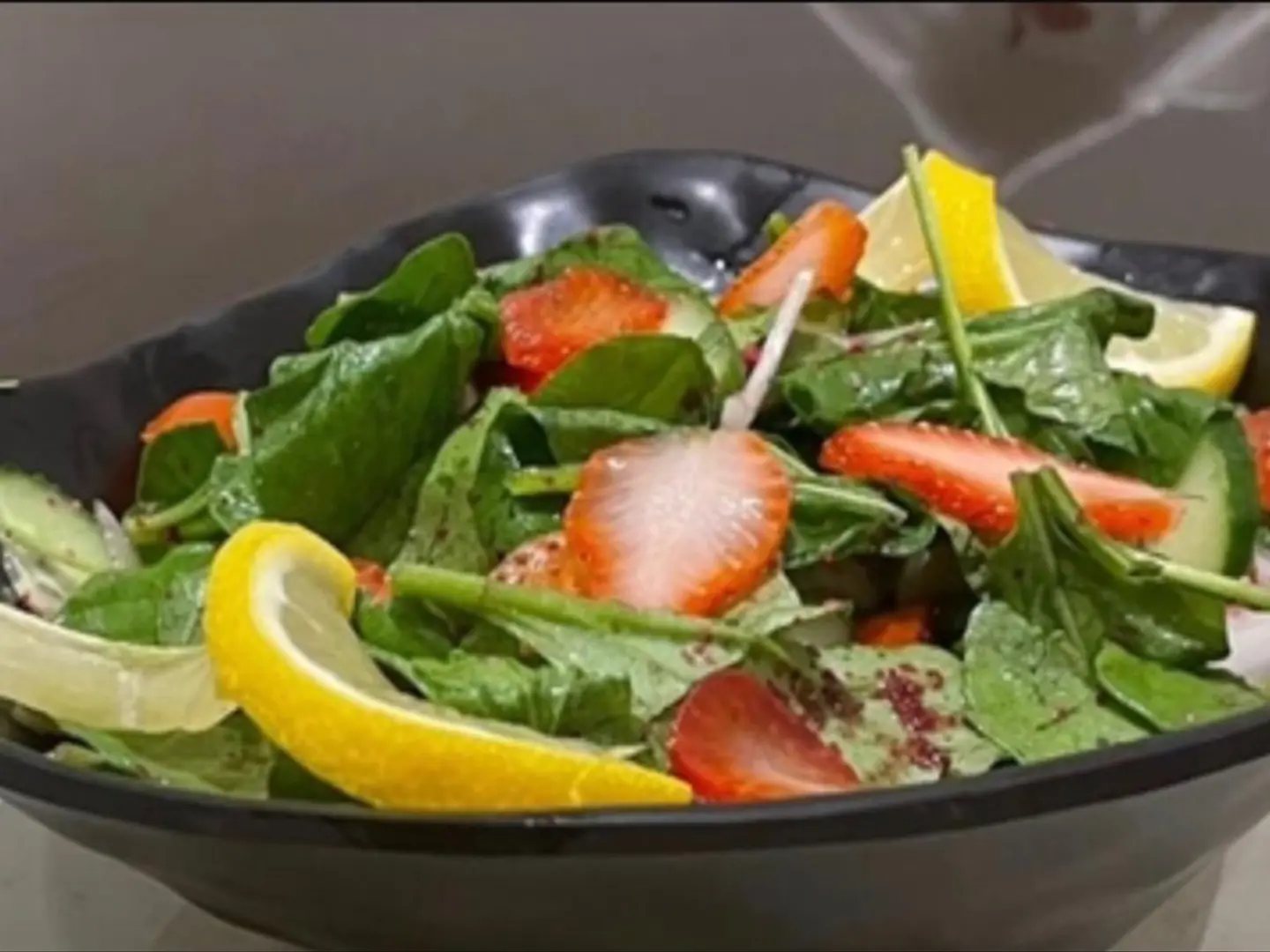 سلطه جرير مع الفراولة