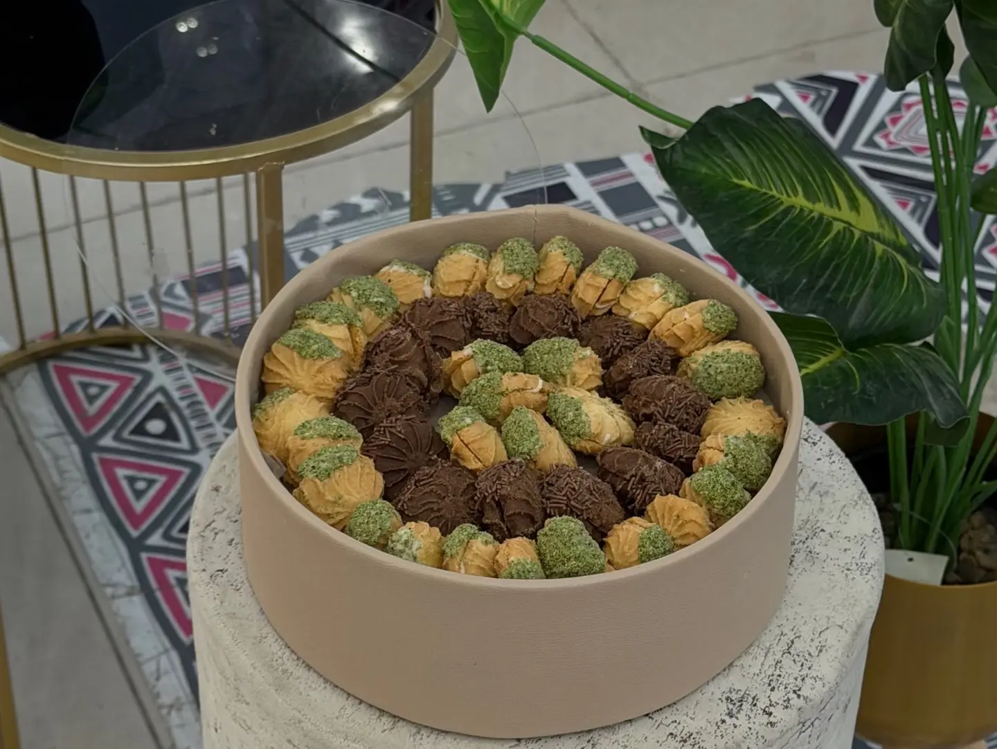 صينية بتيفور جلد صغيرة