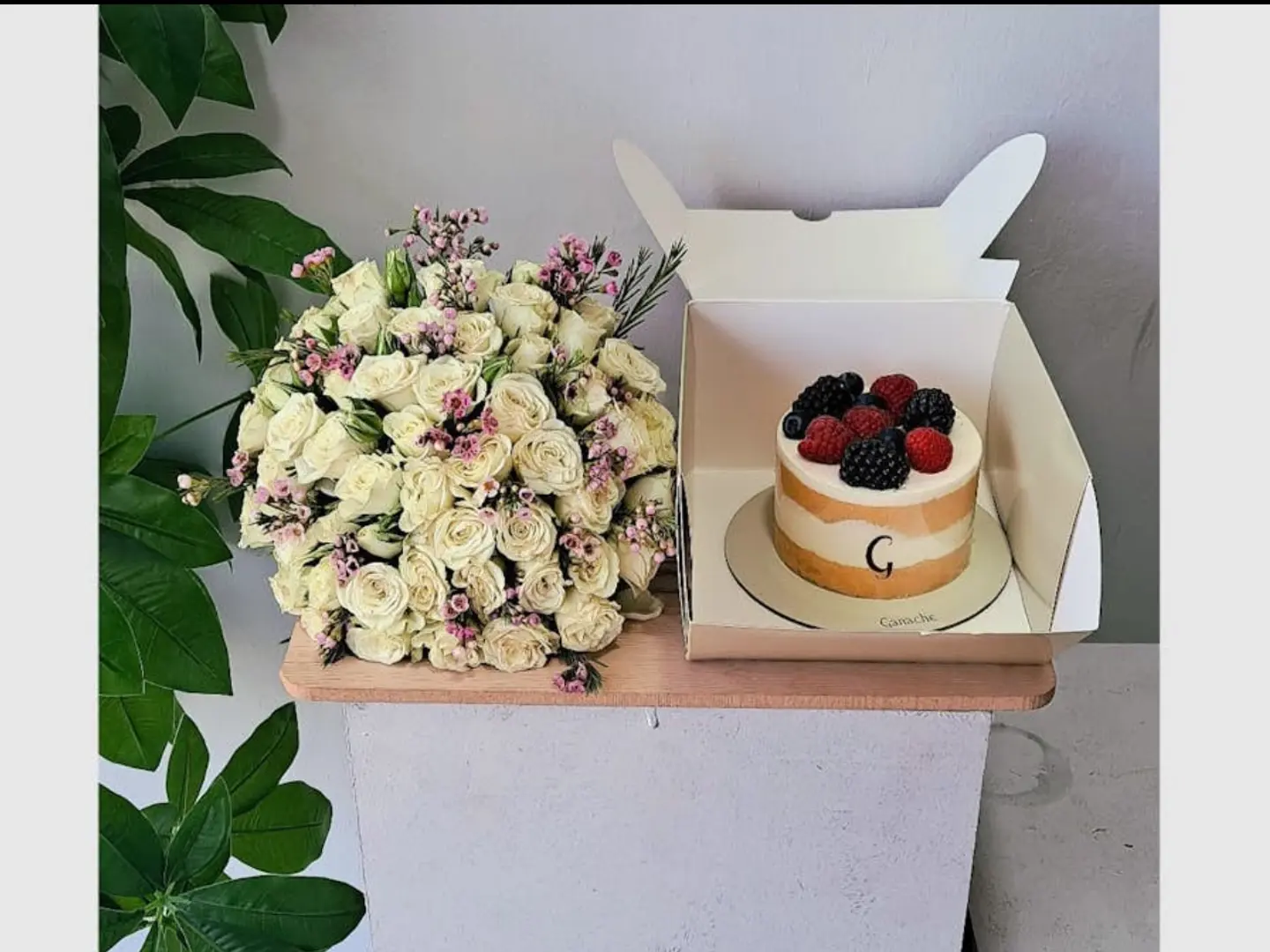 تنسيق كيك التوت مع روز الابيض 0010