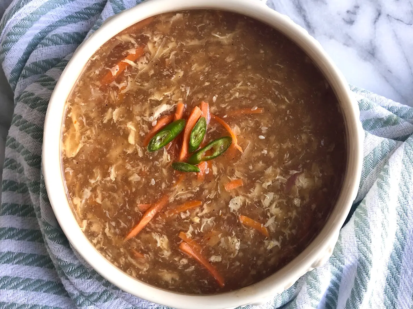 شوربة الدجاج الحارة والحامضة