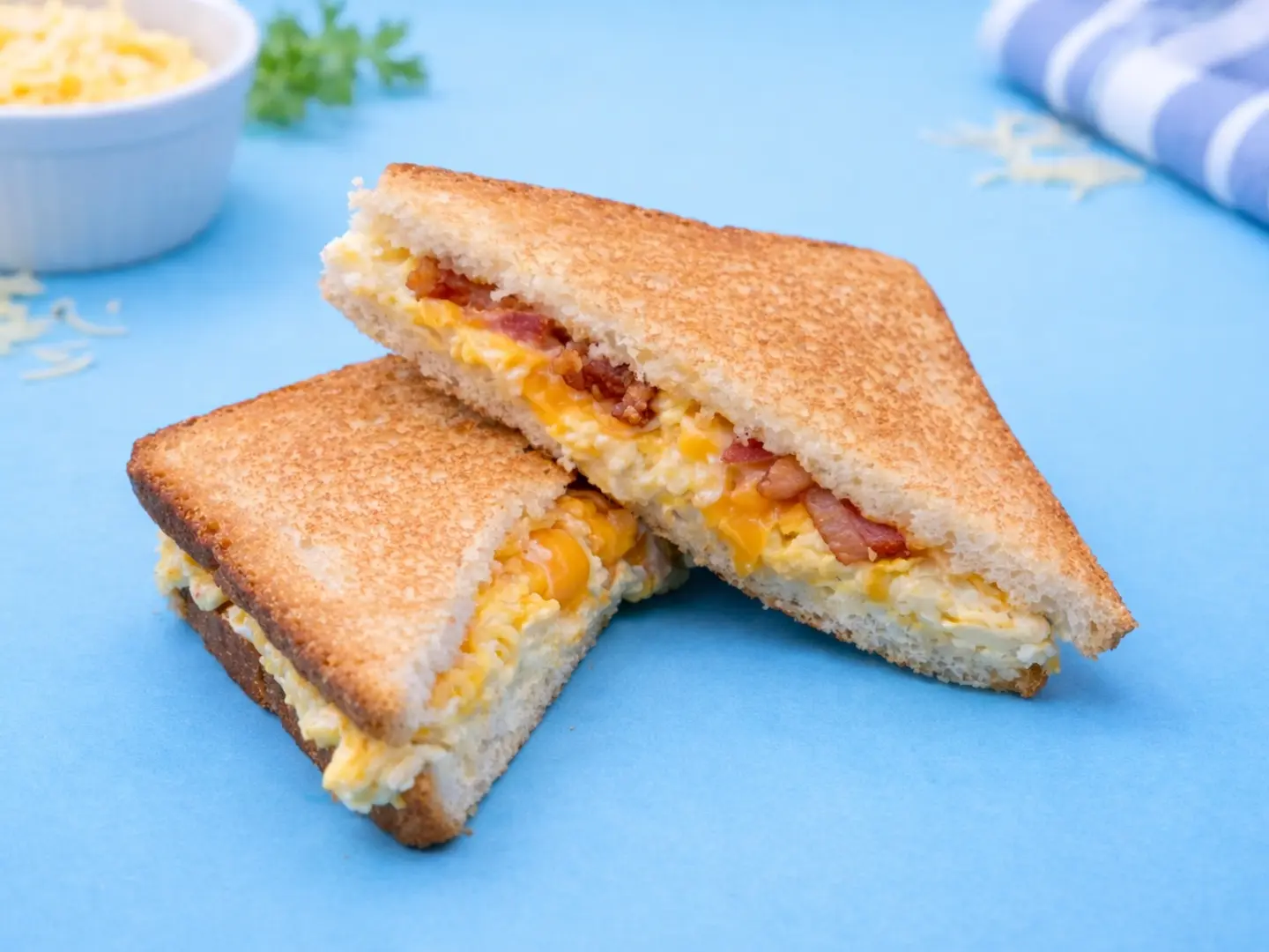 بيض بالجبنة واللحم المقدد