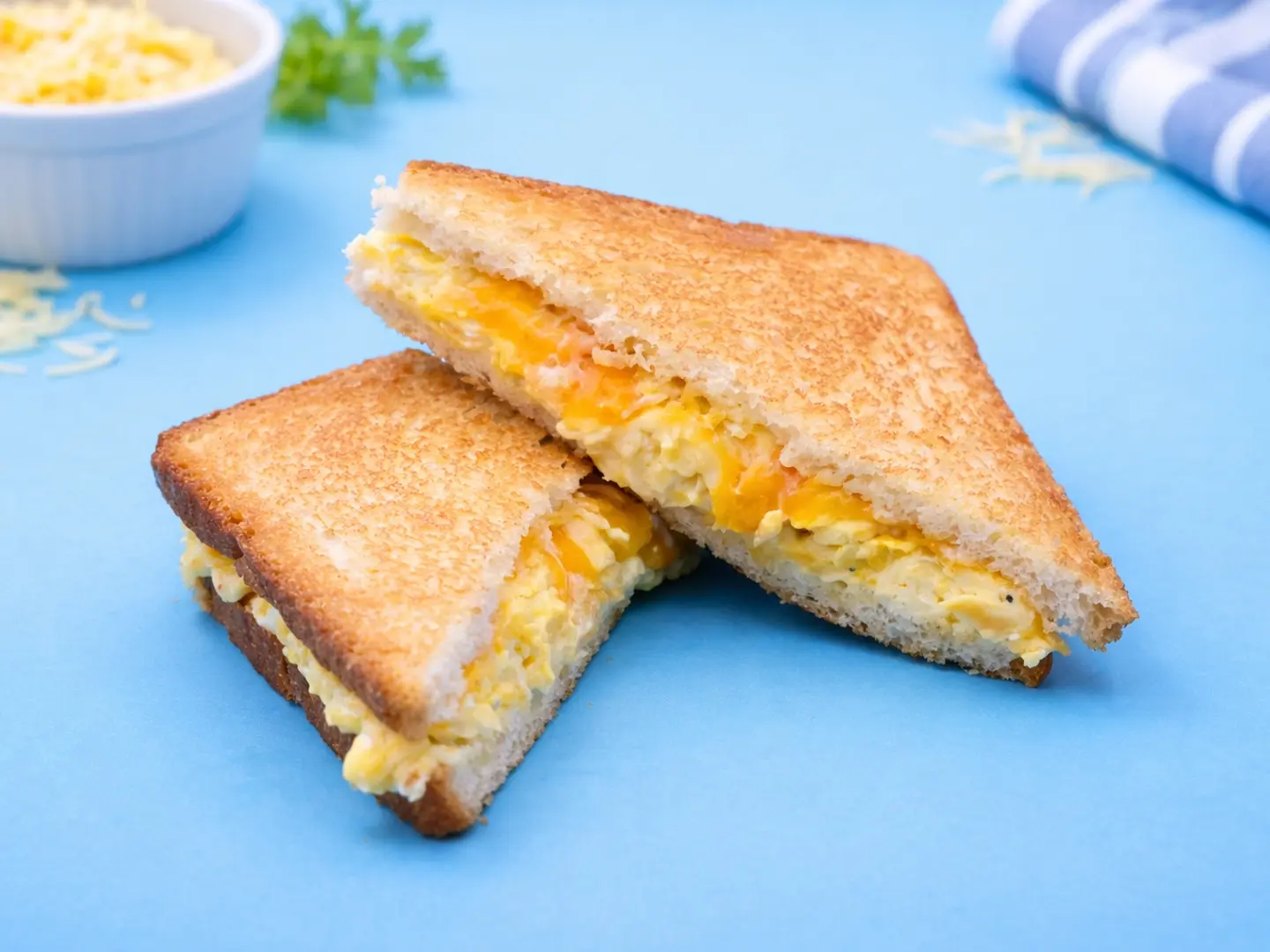 بيض بالجبنة