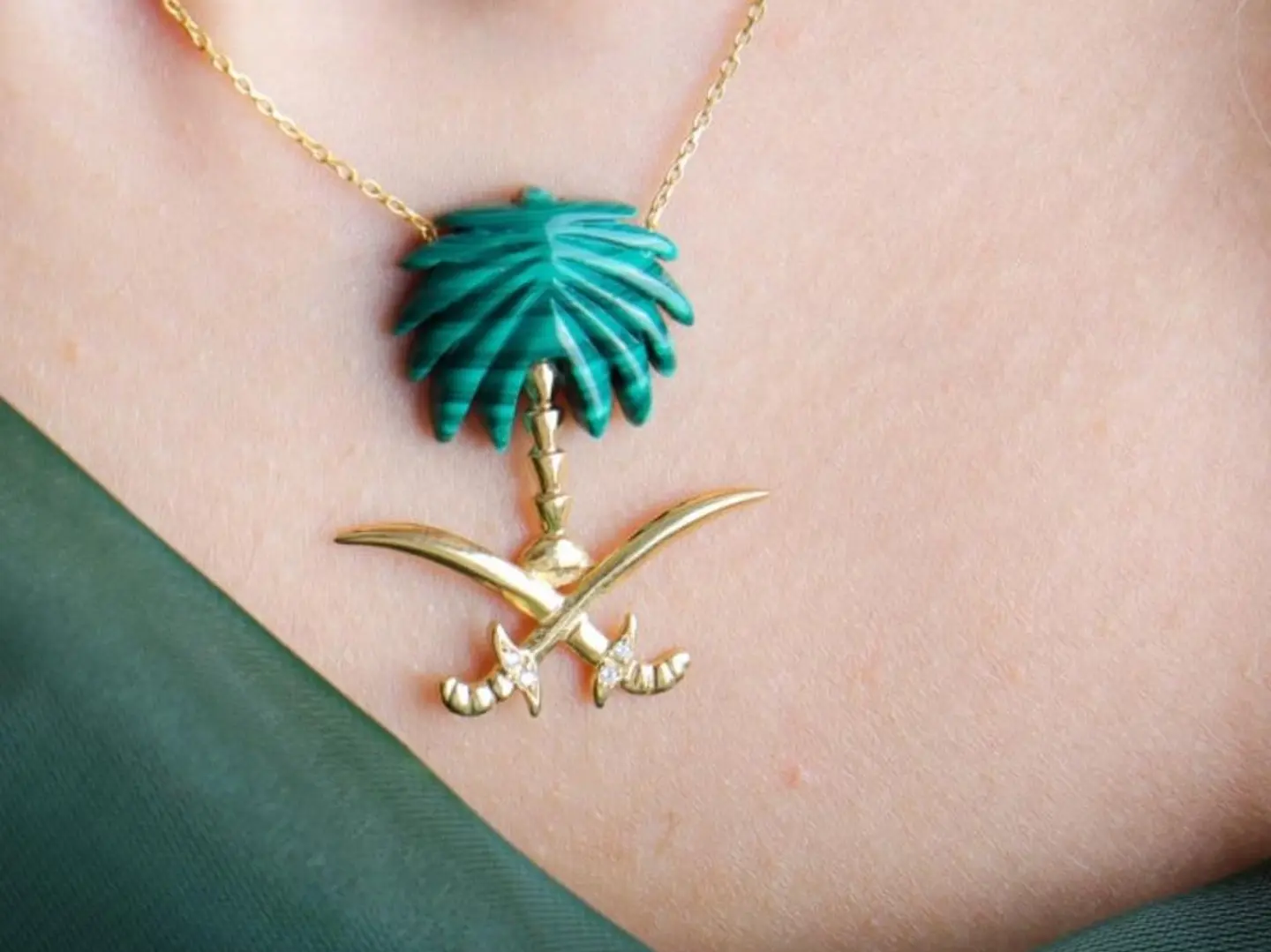 سلسال سيفين ونخلة مصنوع الحجر الأخضر