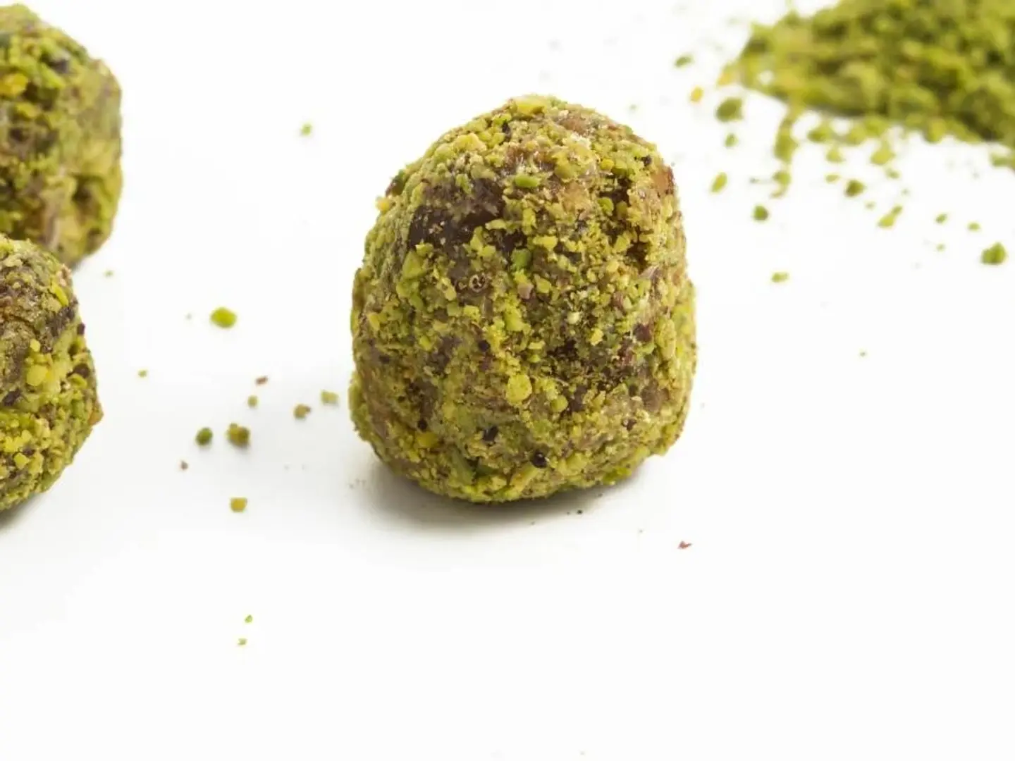 تمر سكري محشي كريمه الفستق مغطى بالفستق الناعم ربع كيلو