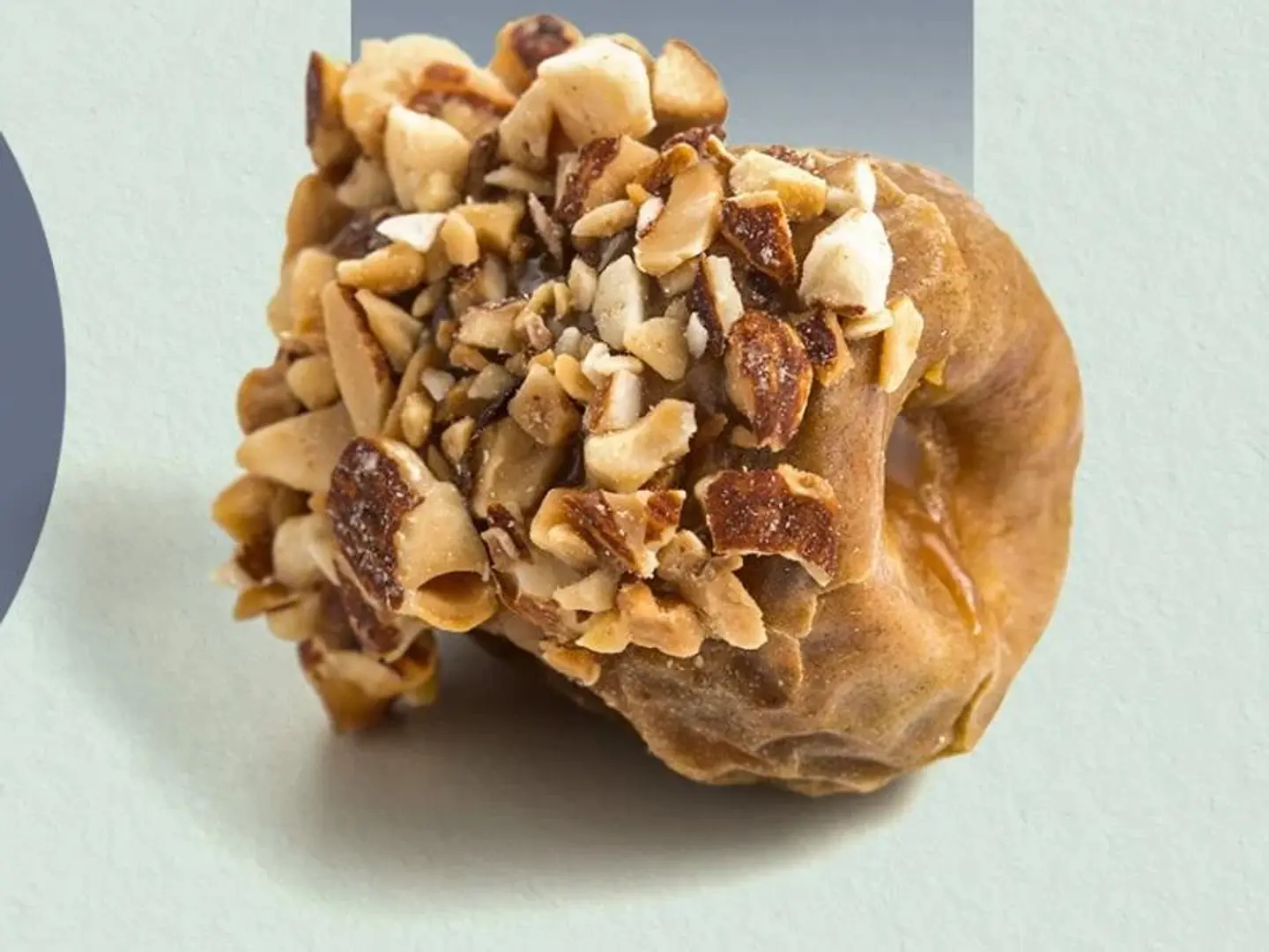 تمر سكري محشي طحينة مغطى باللوز ربع كيلو