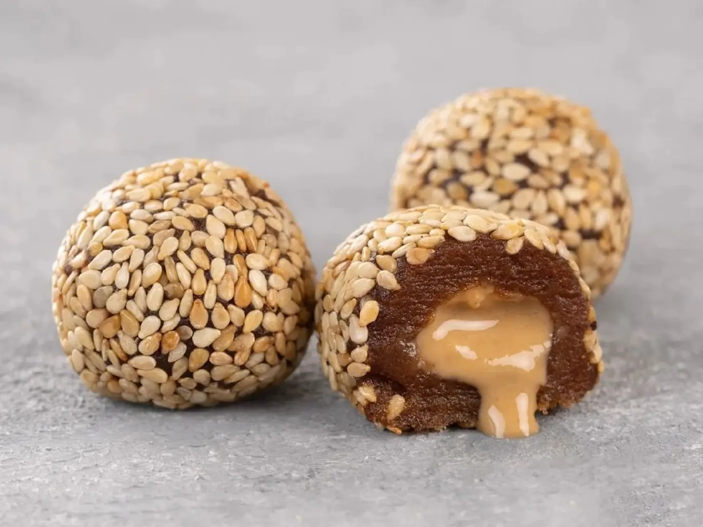 كرات التمر بالسمسم بحشوة الطحينة ربع كيلو