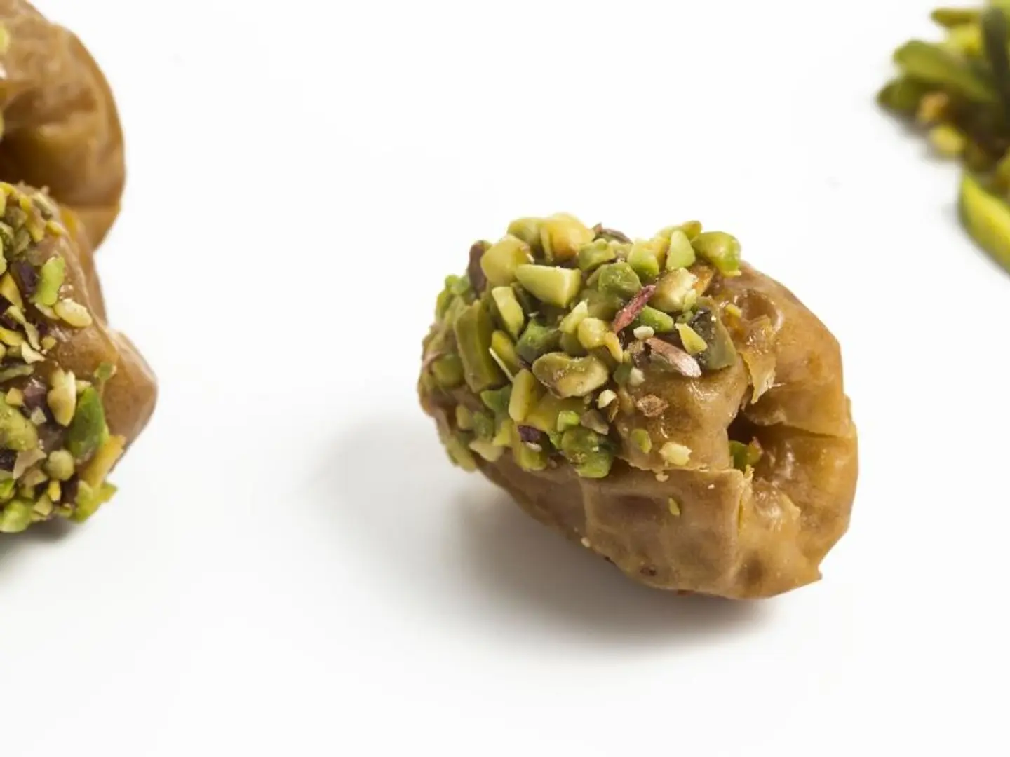 تمر سكري محشي طحينة مغطى بالفستق ربع كيلو