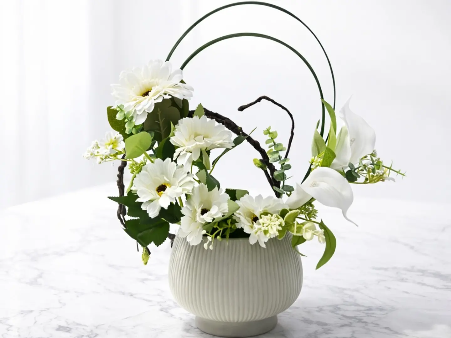 المزهرية السوداء بالورود البنفسجية