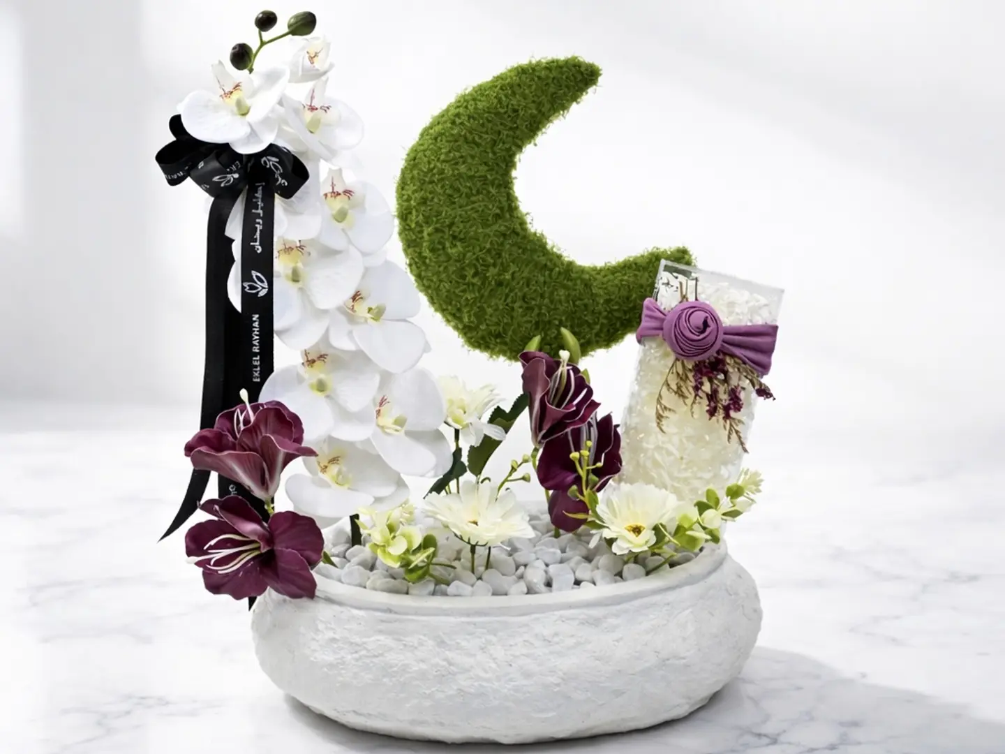 المزهرية العاجية مع الهلال الأخضر