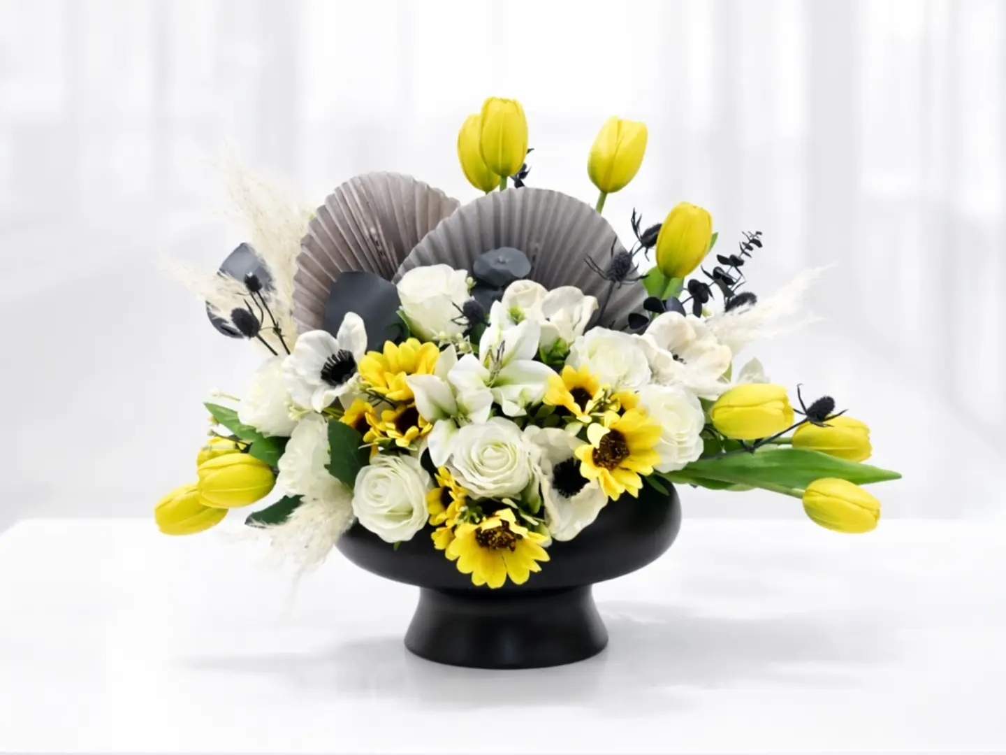 المزهرية السيراميكية السوداء