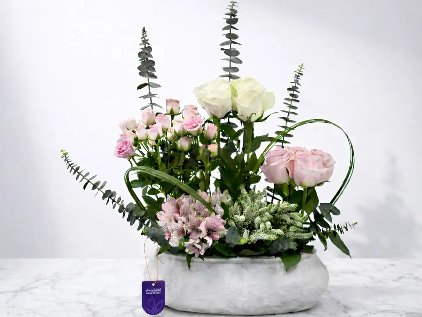 ورد طبيعي في مزهرية فخارية