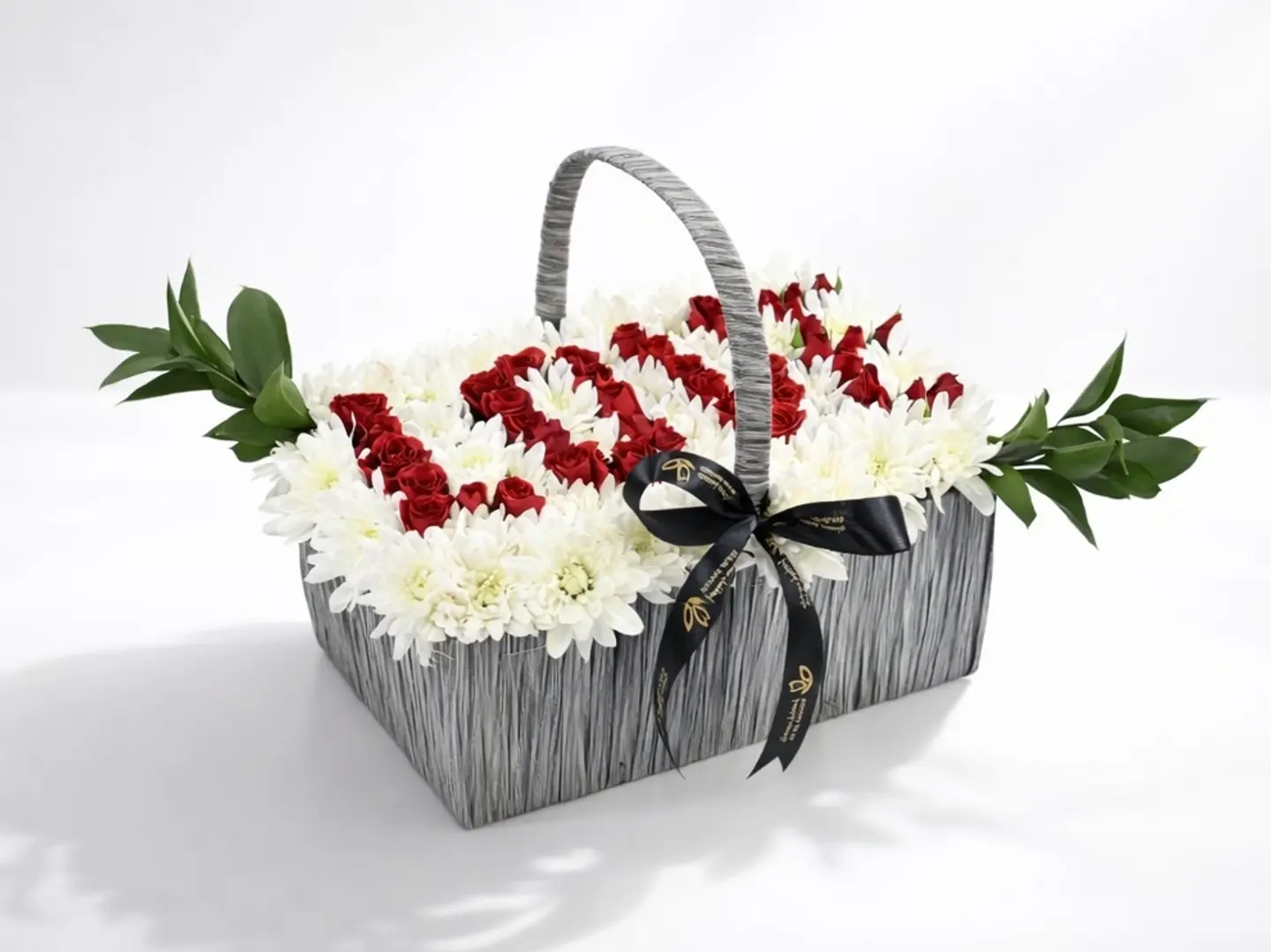 سلة الورد الأبيض والأحمر