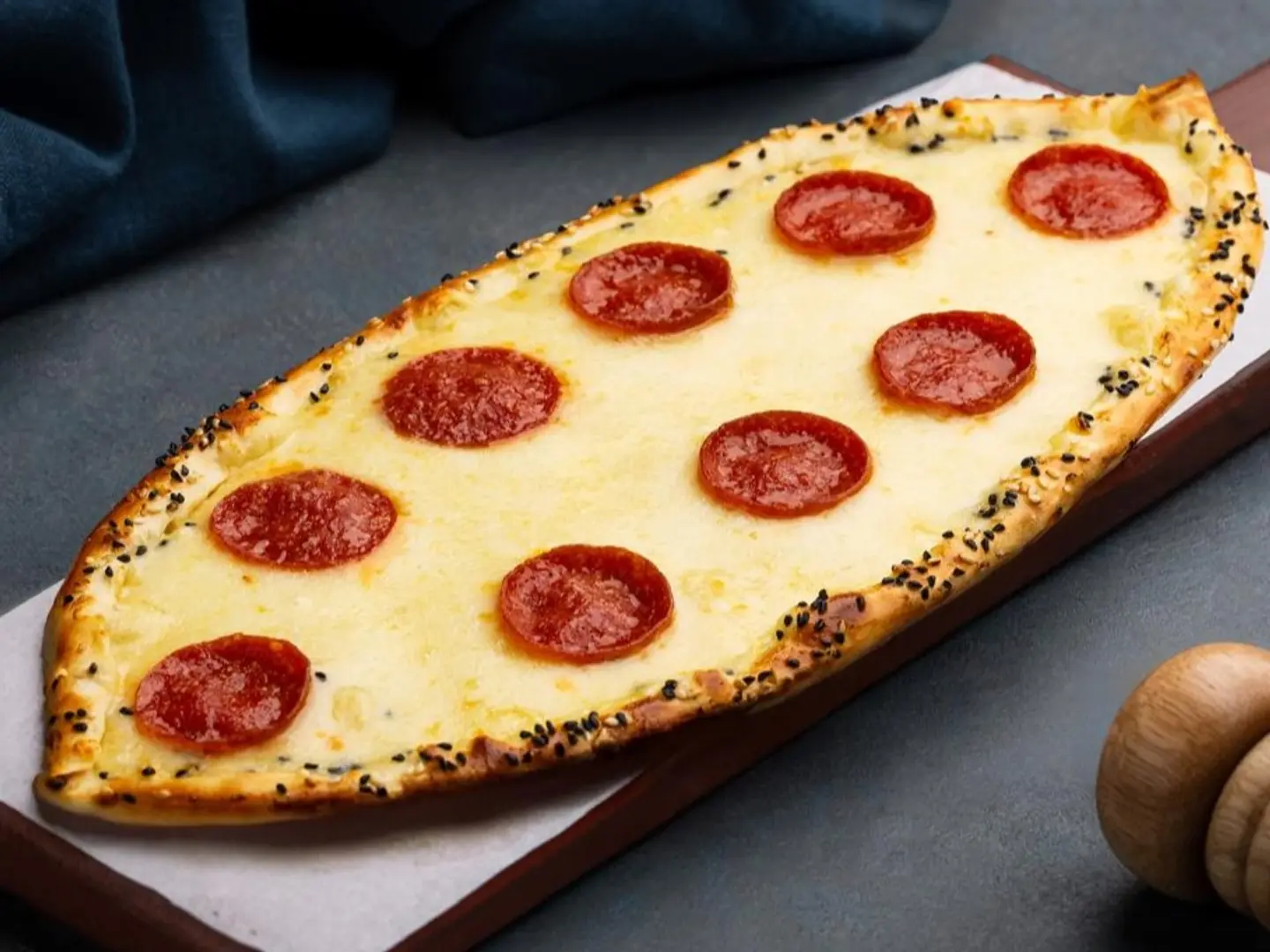 منقوشة جبنية مع ببروني