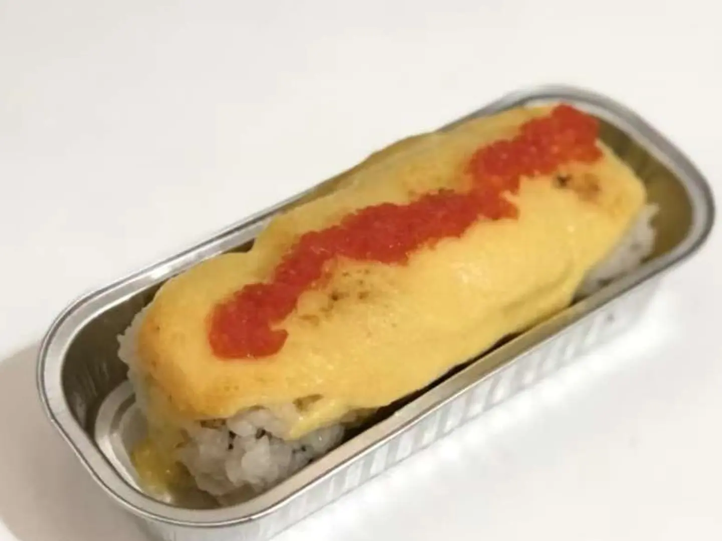 سوشي سلمون وجبن مخبوز