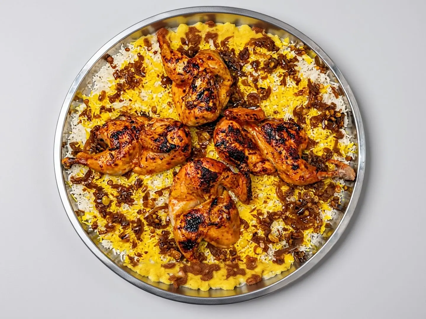 طبق مجبوس دجاج وسط دائري