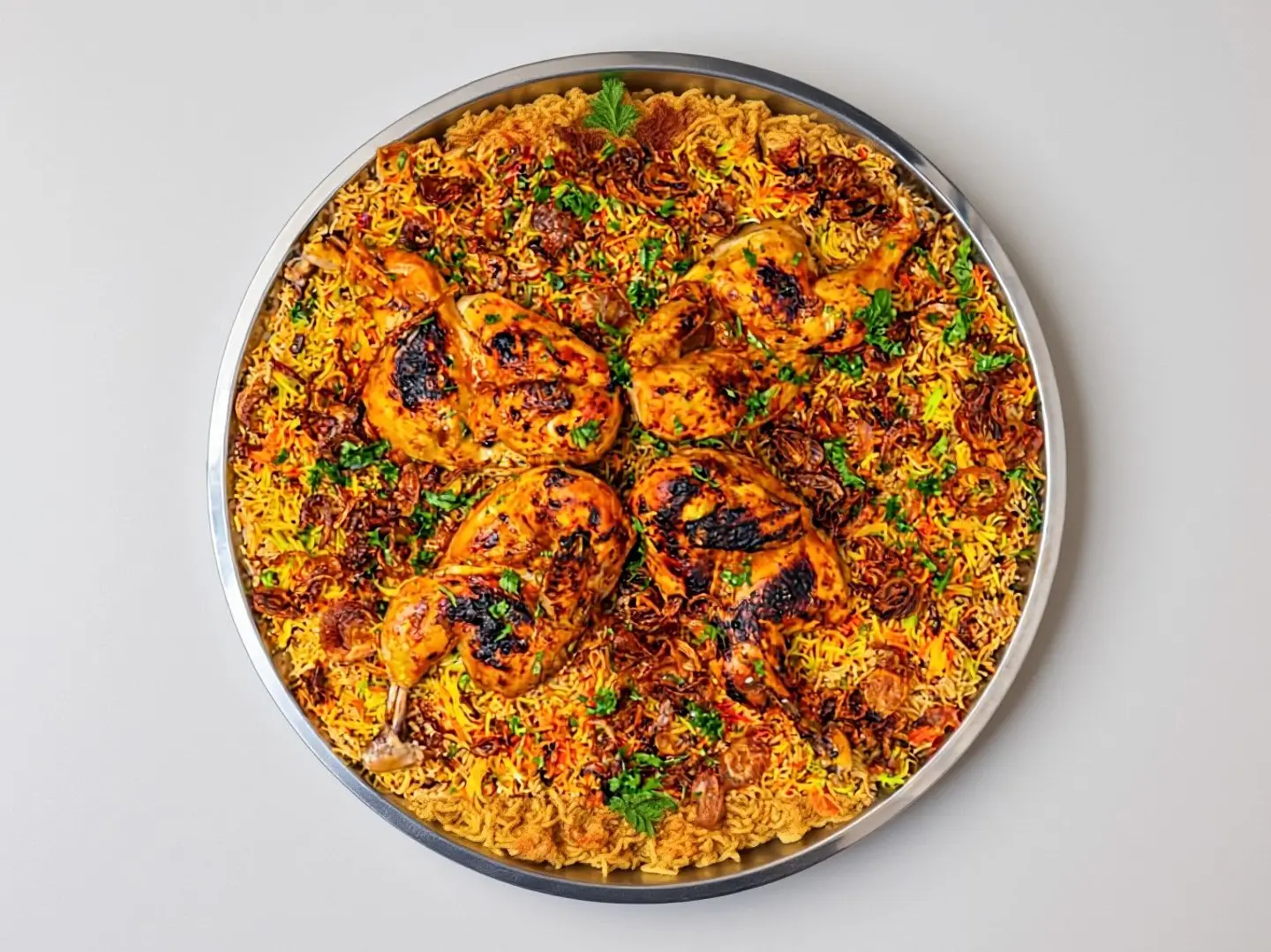 طبق برياني دجاج وسط دائري