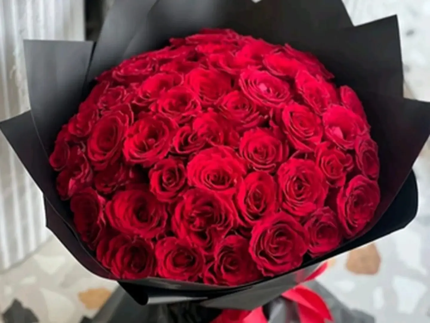 8 600 ريال سعودي 60 قطعة وردة حمراء