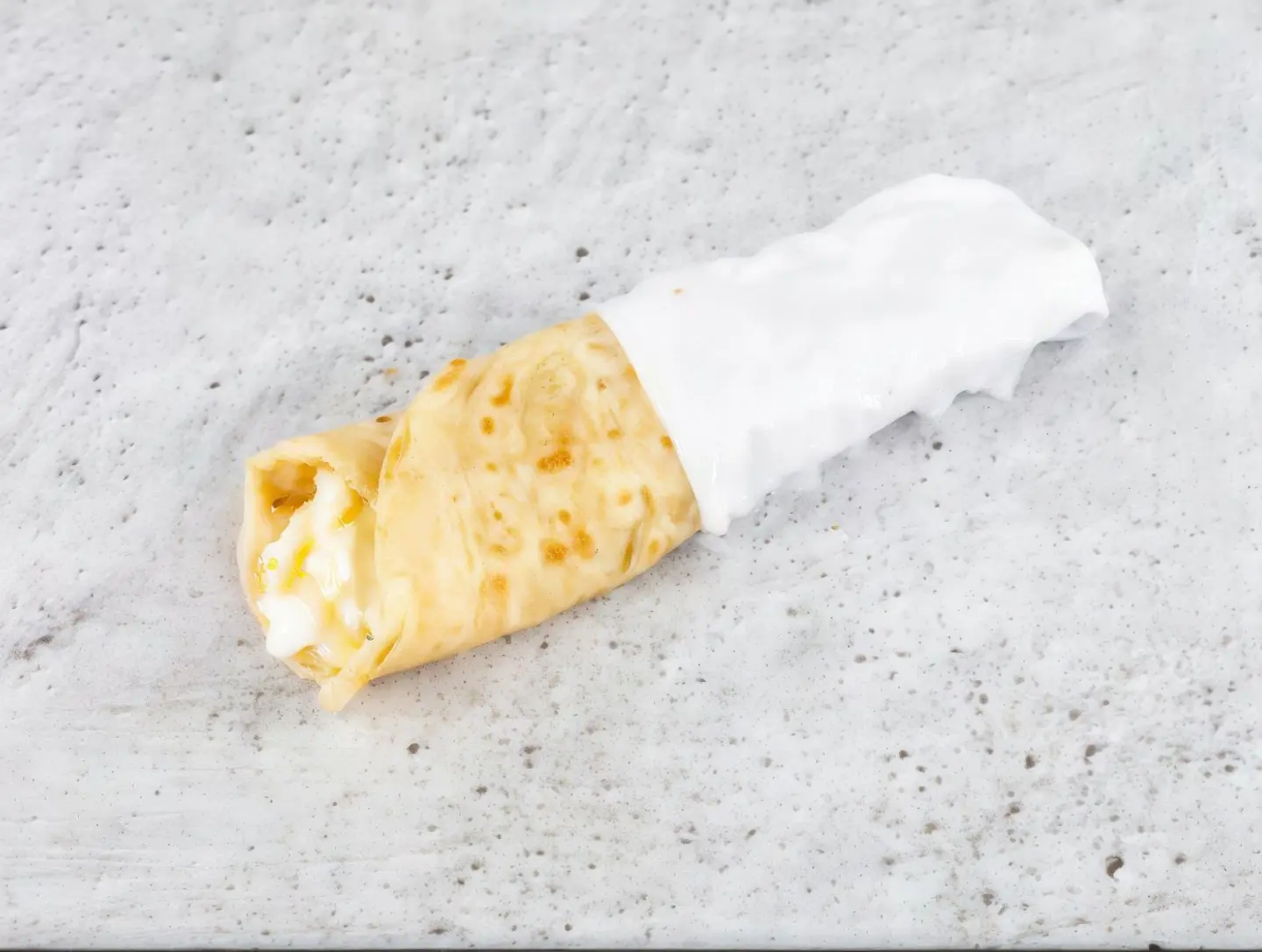 شباتي بيض مقلي باللبنة