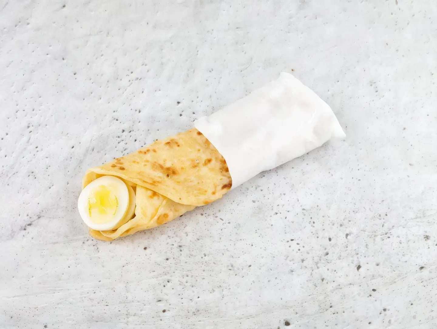 شباتي بيض مسلوق باللبنة