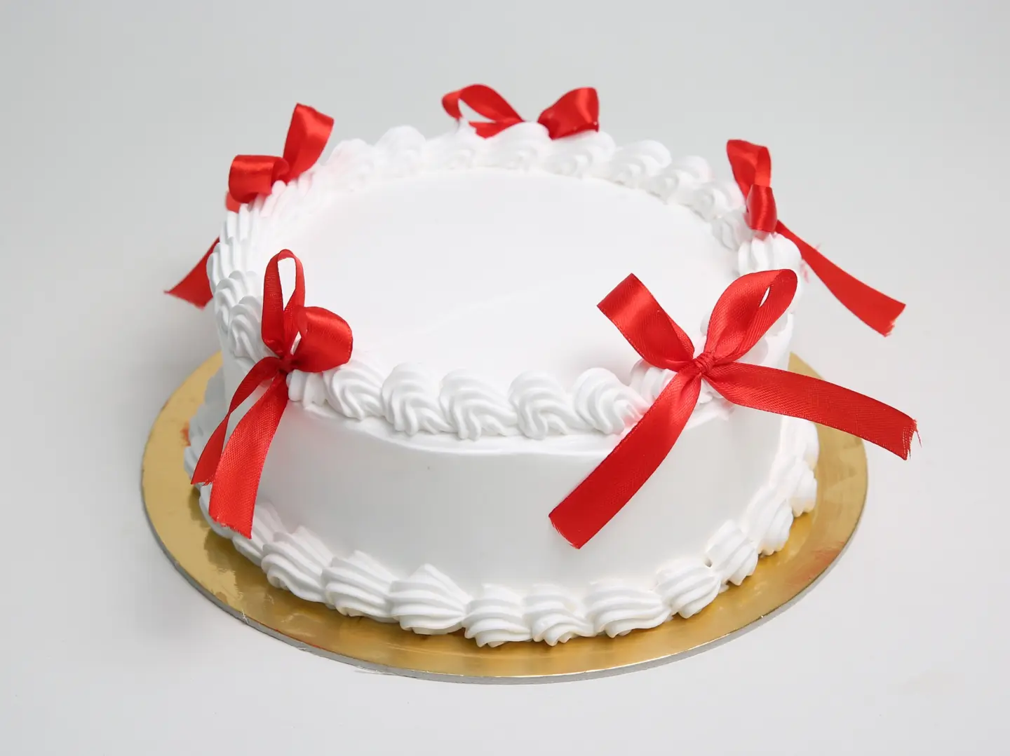 كيكة الاسبونج بشرائط حمراء