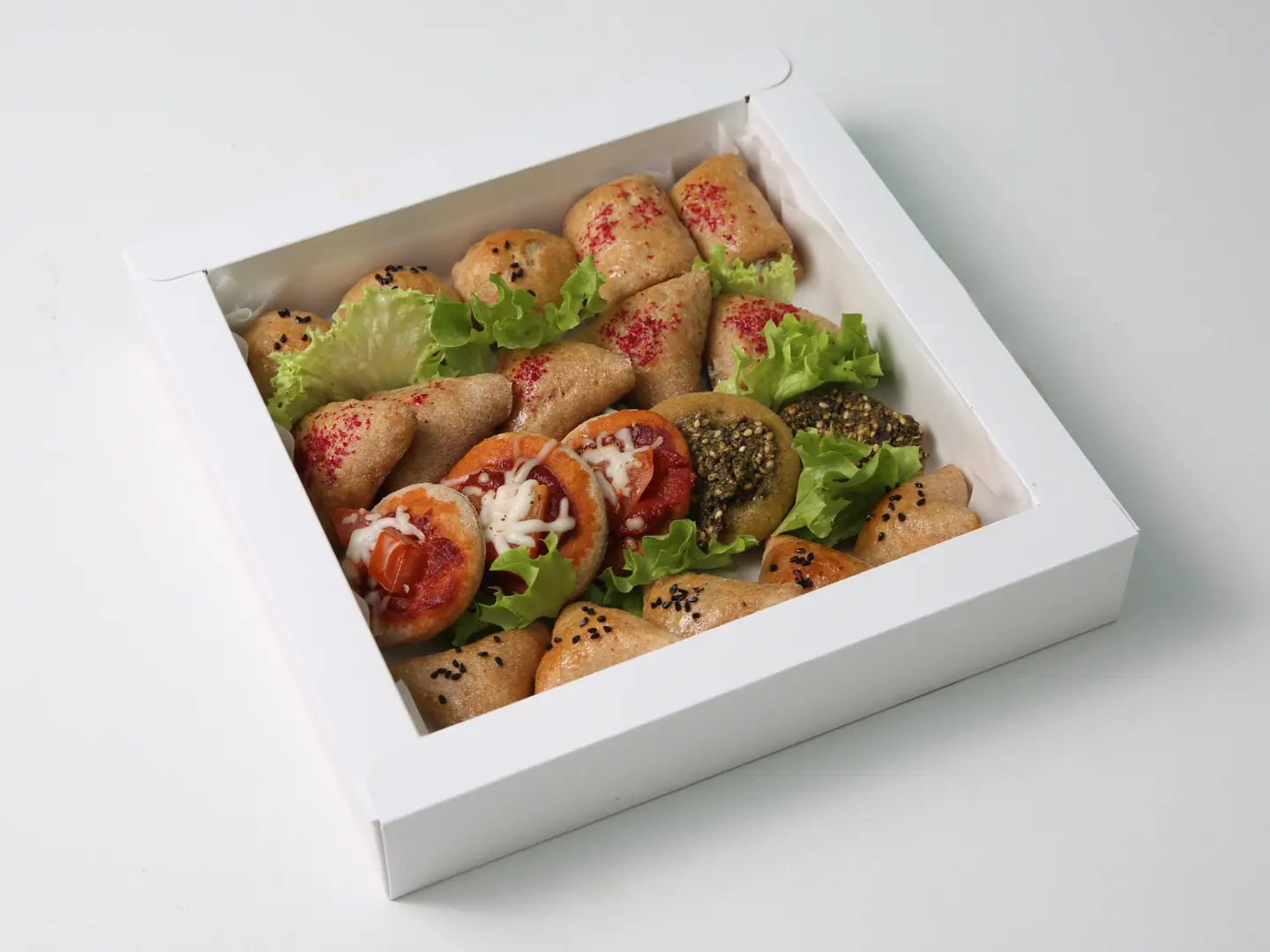 بوكس فطائر وسط برّ ( دجاج ، لحم ، سبانخ ، لبنة ، بيتزا ، زعتر)