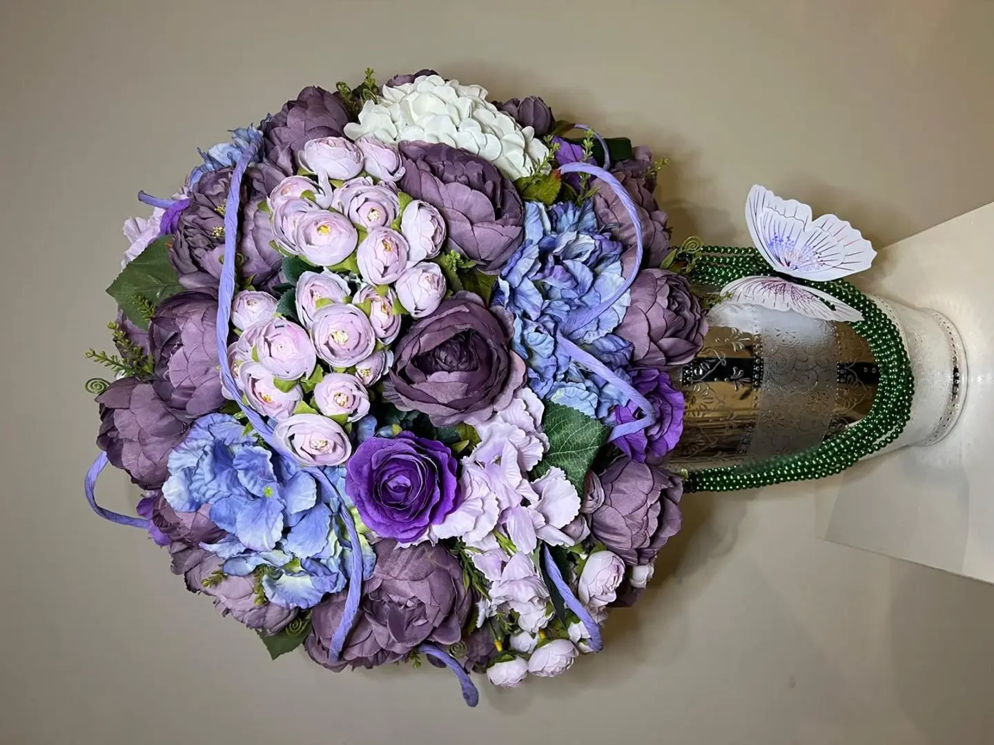 فازة ورد صناعي