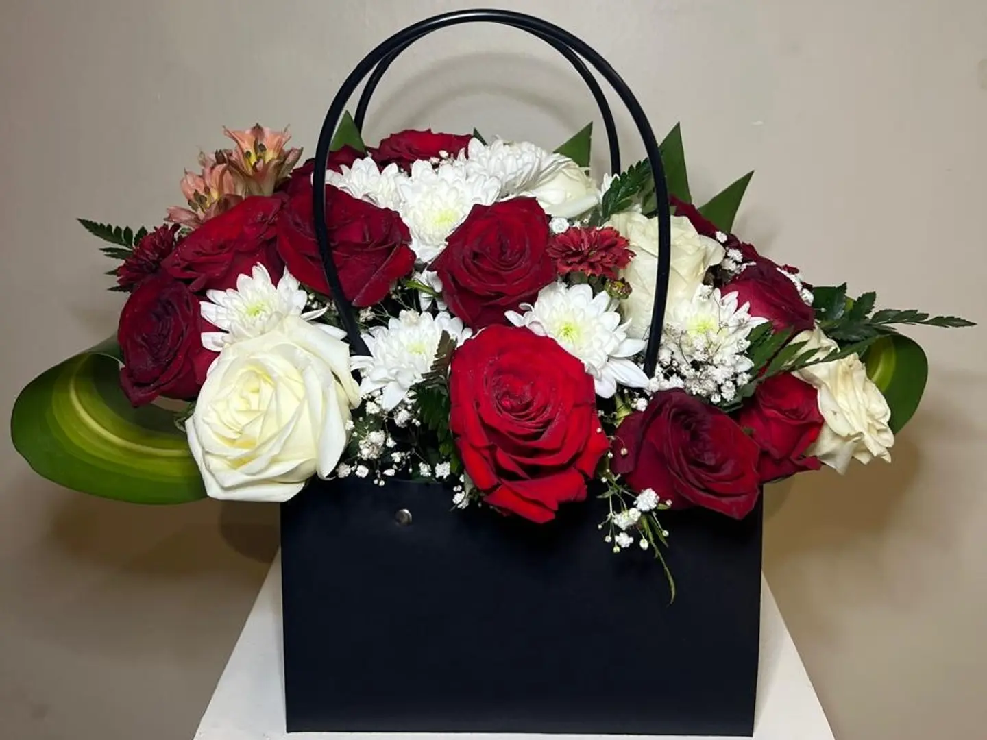 حقيبة الورد الأحمر