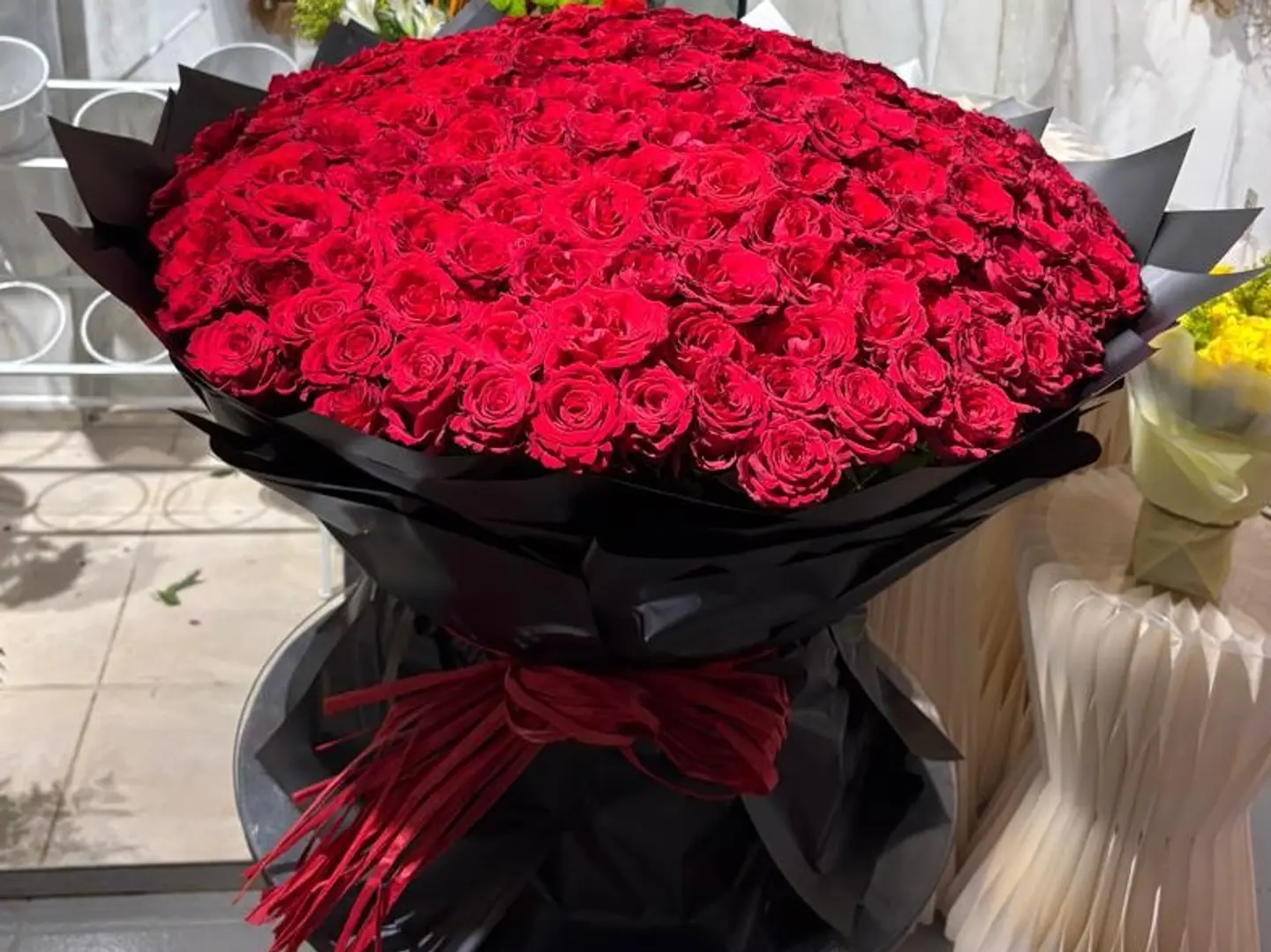 بوكيه ورد احمر ضخم