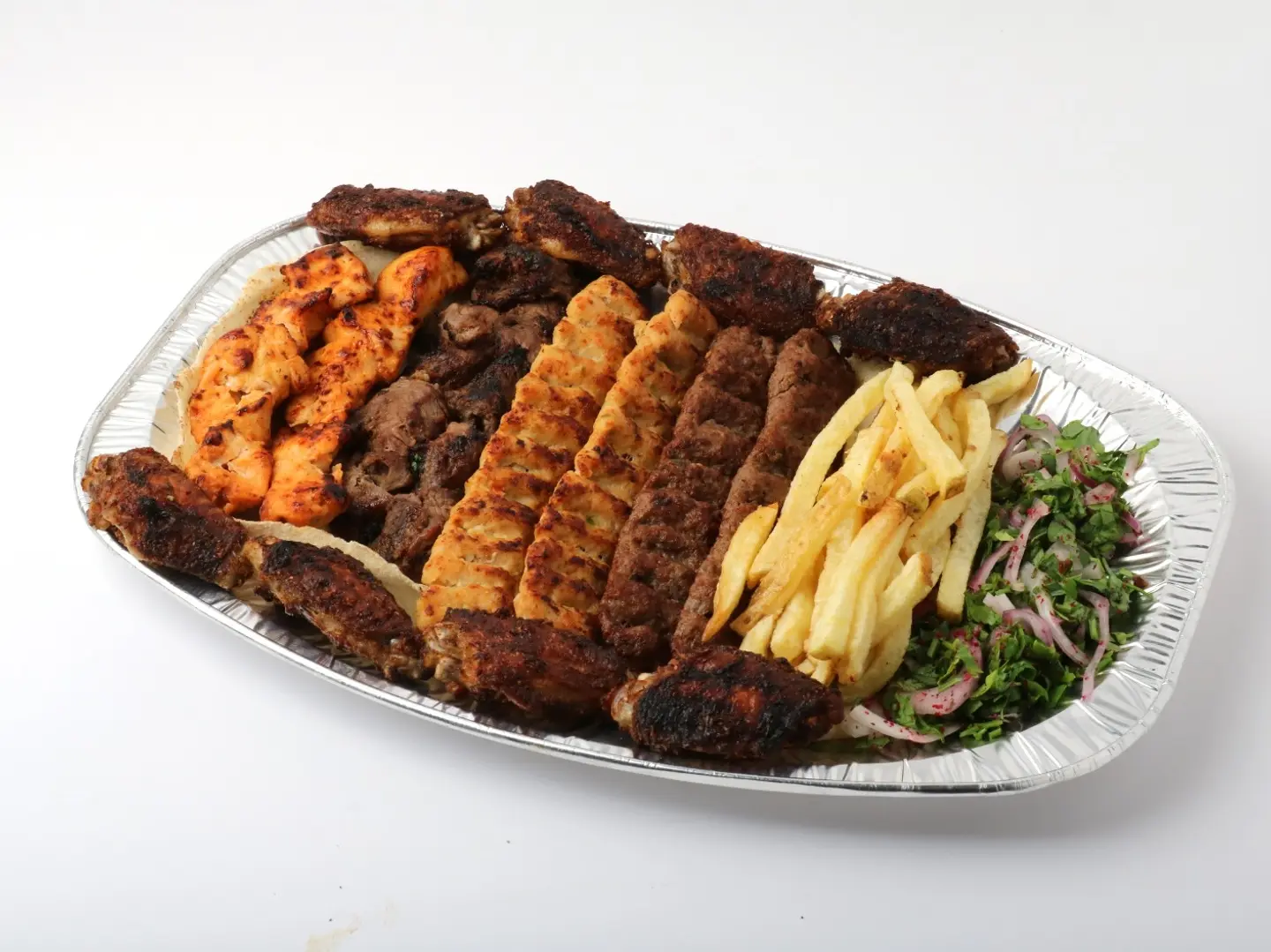 صحن مشكل مشويات مع الجوانح وسط