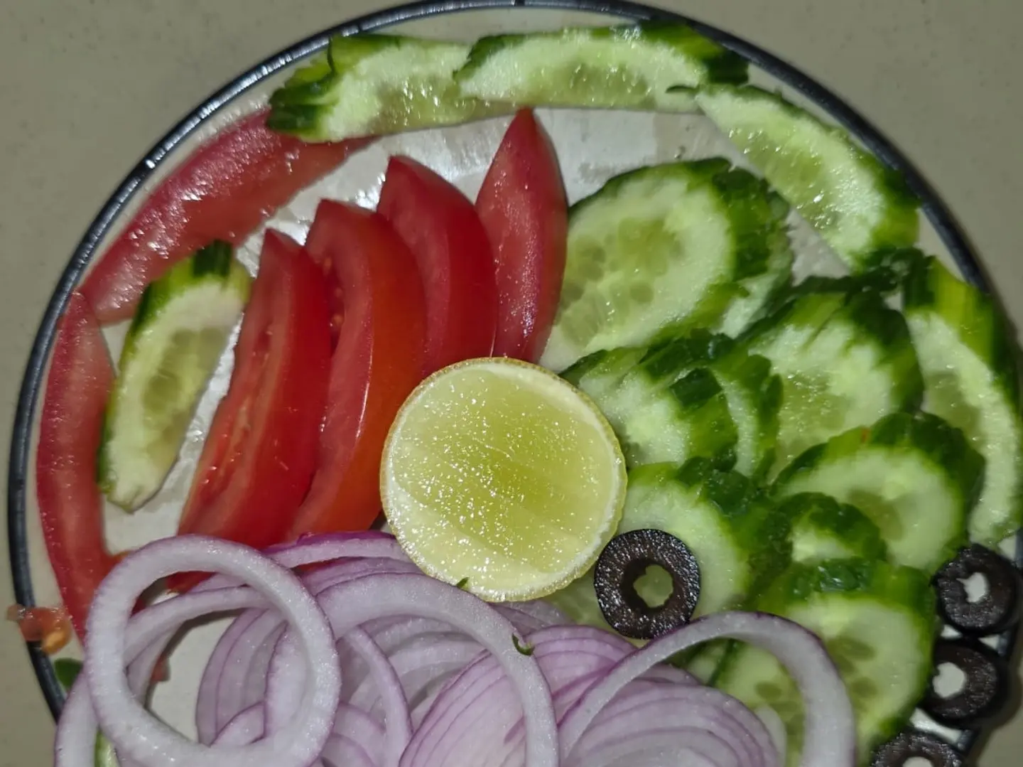 سلطة خضراء مقطعة دوائر طازجة