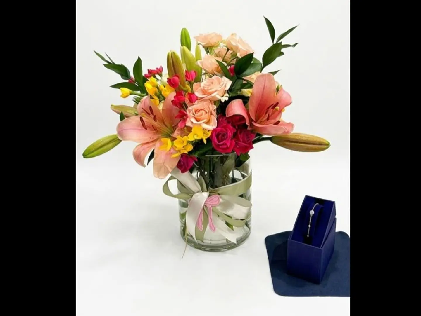 Elegance Mix Vase With Fine Bracelet Gift