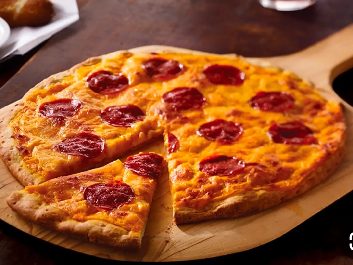 بيتزا ببروني وسط