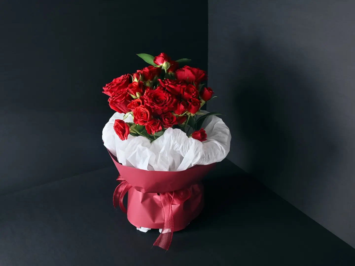 باقة ورد احمر بتغليف ابيضّ واحمر