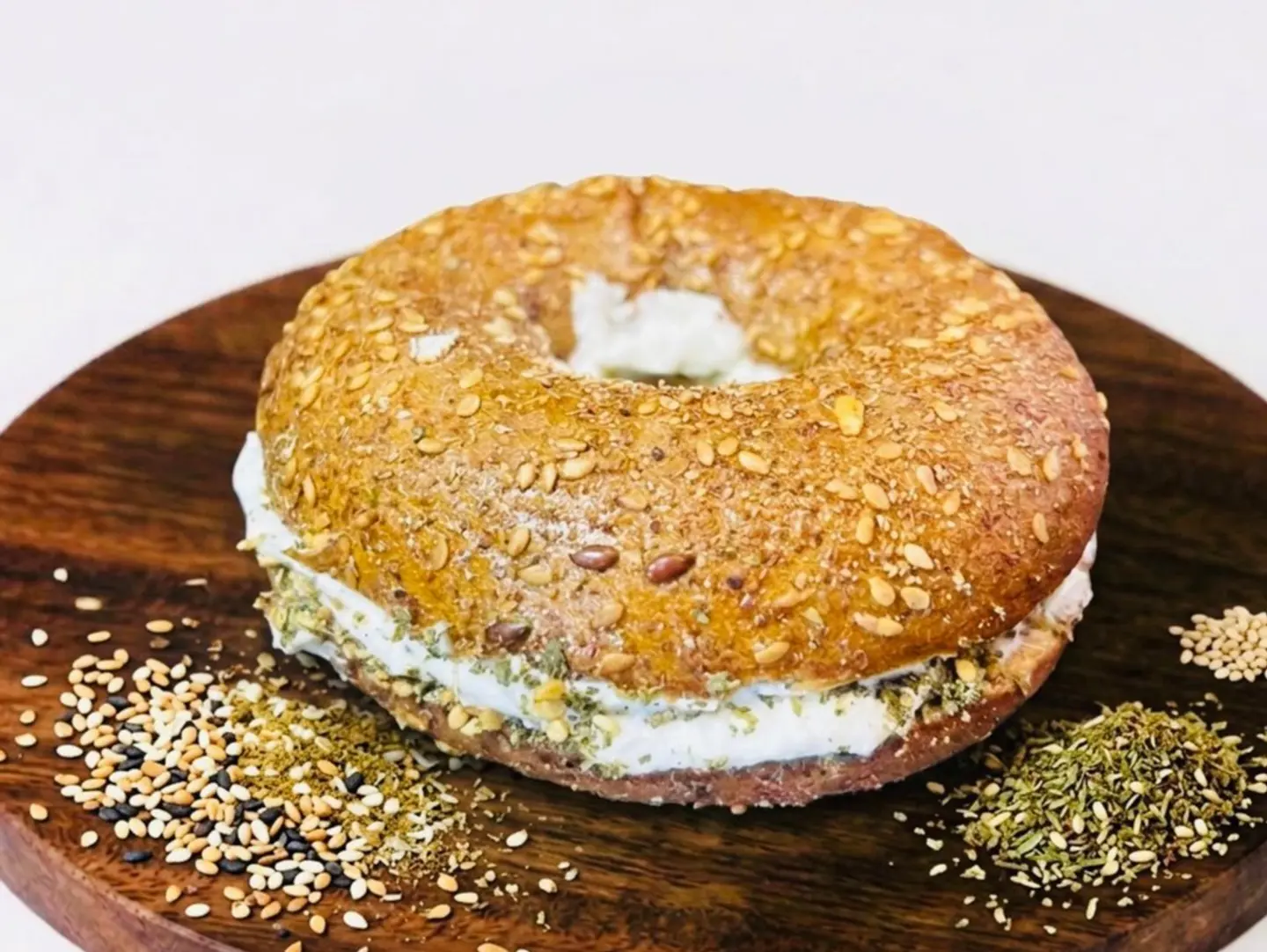 بيغل باللبنة والزعتر