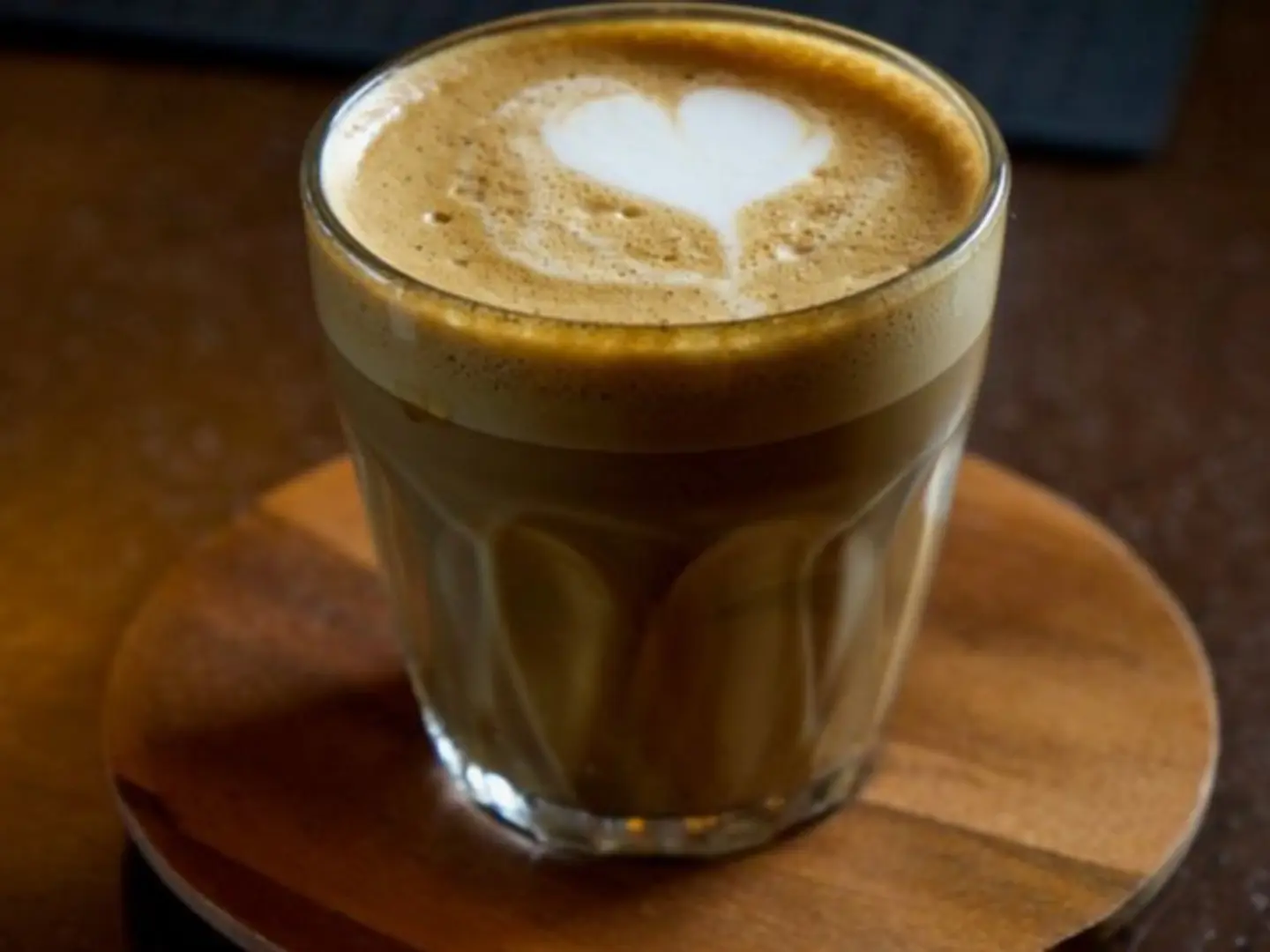 إسبريسو مع حليب مكثف محلى، طعمه حلو ودسم.