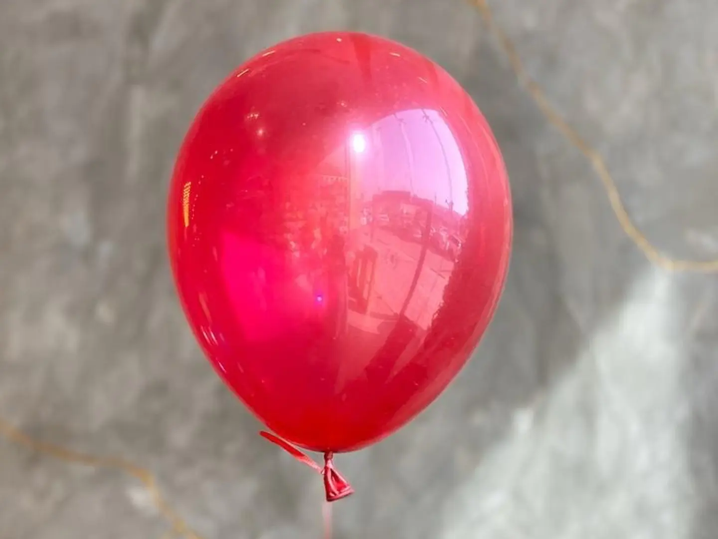 بالون احمر