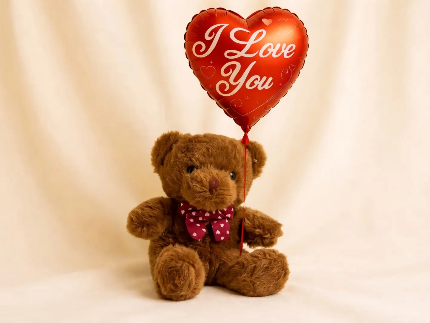 أحبك يا بالون الهيليوم والدب البني