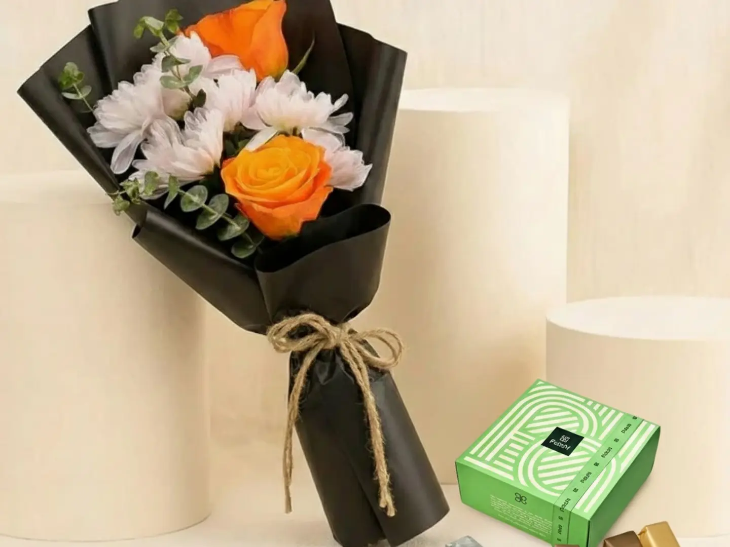 باقة زهور صغيرة مع علبة شوكولاتة باتشي 250 غرام