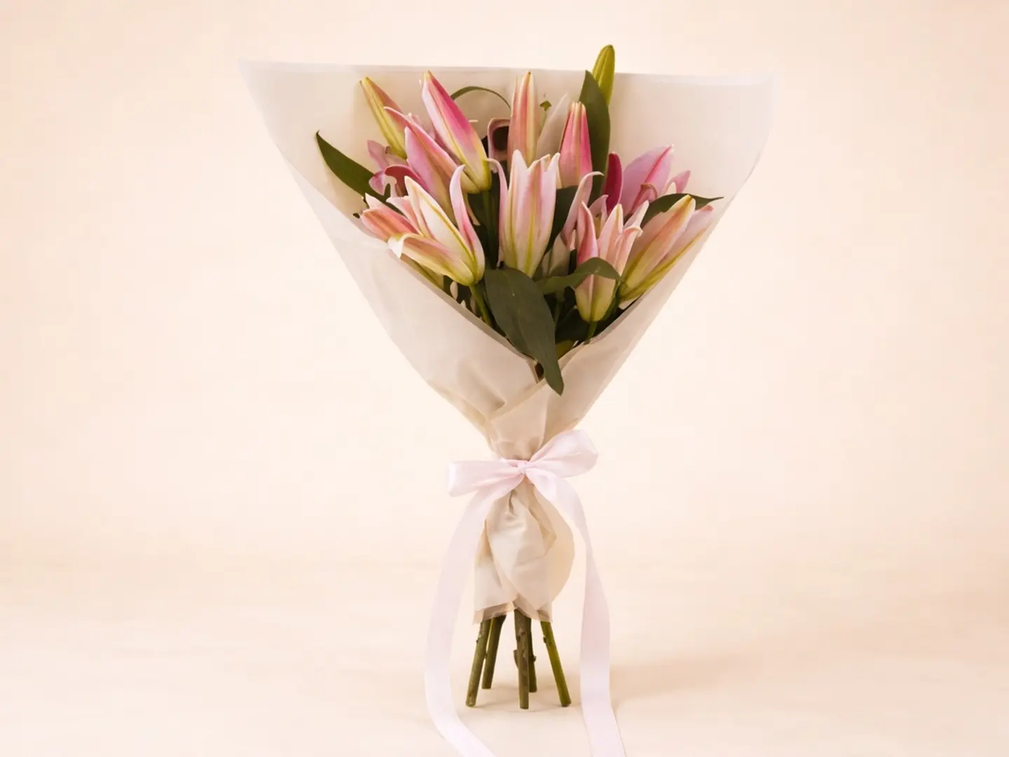 باقة زهور زنبق شرقي وردي، تغليف أنيق