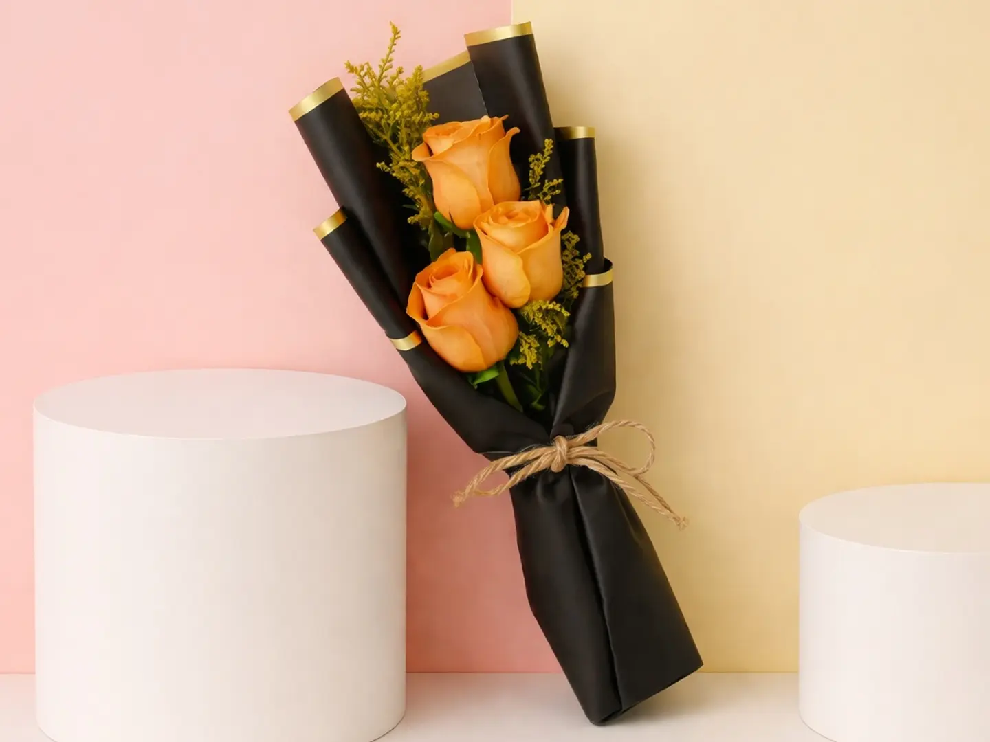 ثلاث وردات برتقالية مغلفة بشكل جميل