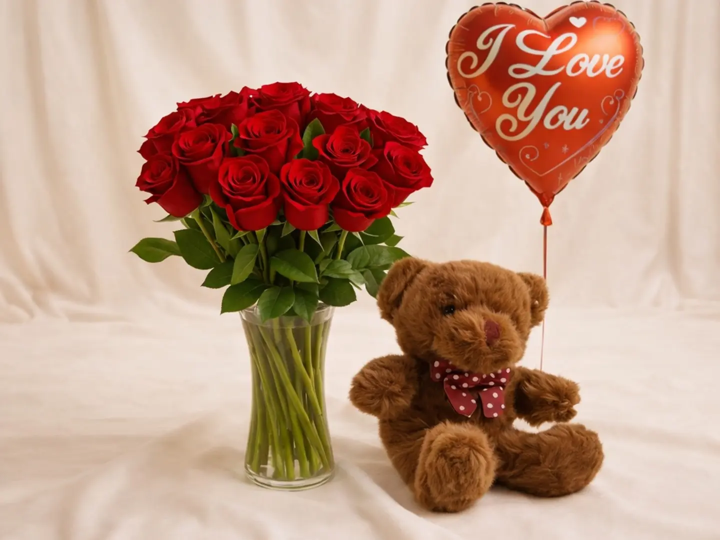مزهرية وردة حمراء مع دمية دب وبالون