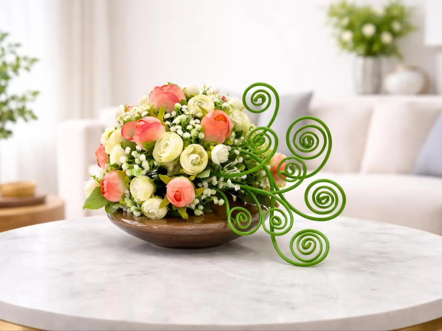 تنسيق زهور اصطناعي من الورد والرانكولوس مع لمسات من الأسلاك الحلزونية الخضراء