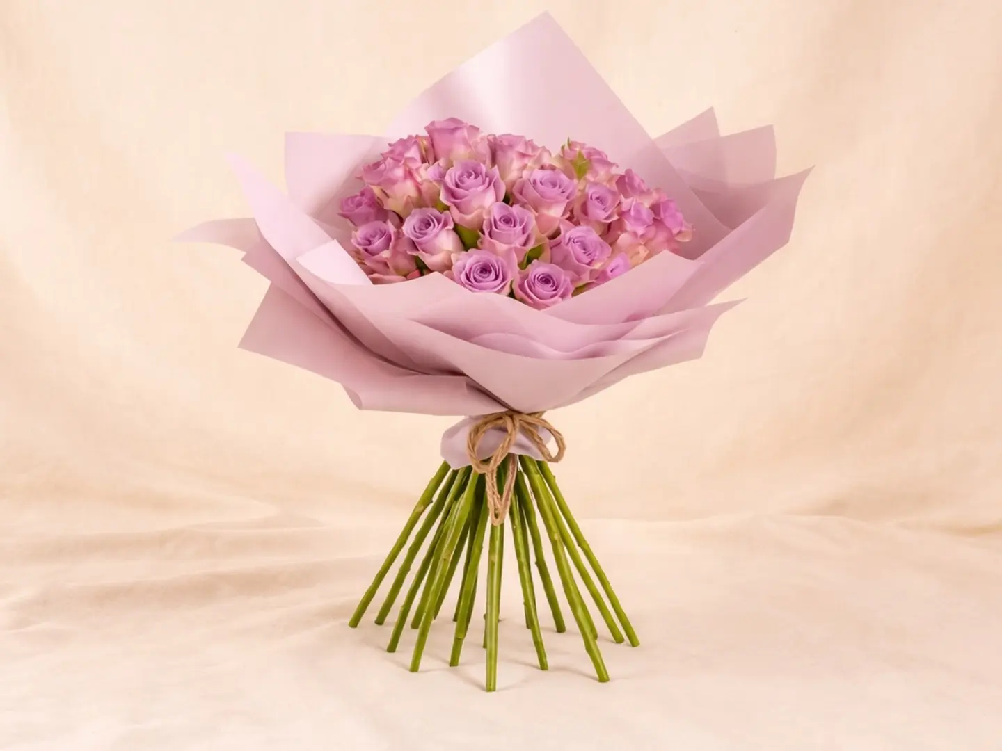 باقة جميلة من الورود الوردية لها