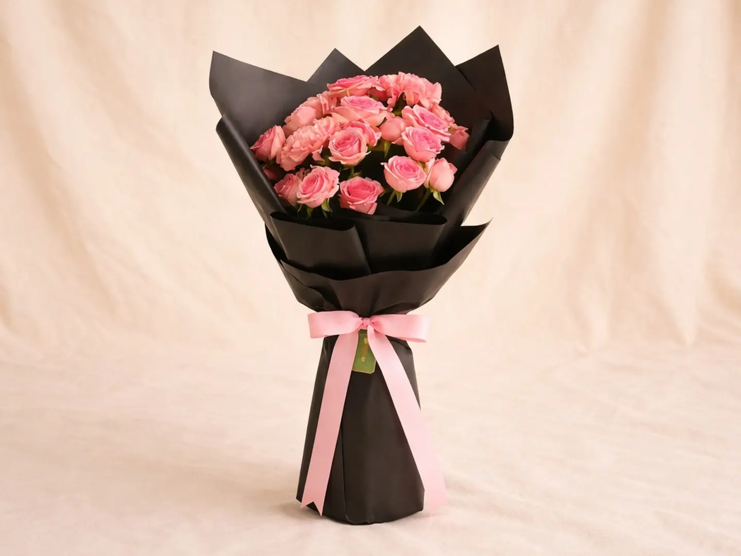 باقة من الورود الوردية الصغيرة والبرتقال