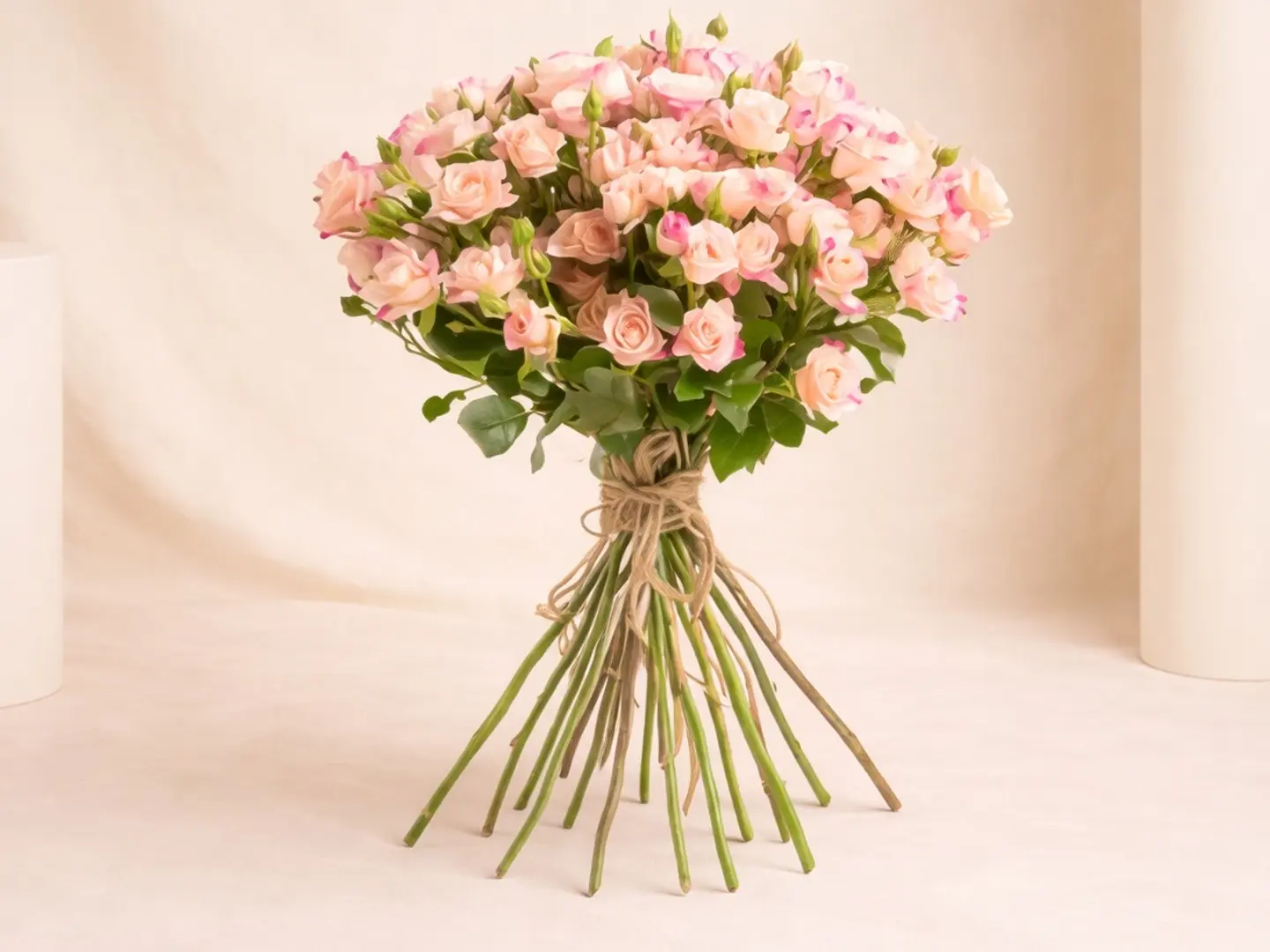 باقة زهور رذاذ جميلة ونابضة بالحياة