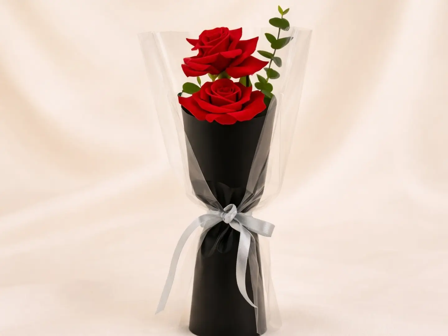 باقة من وردتين حمراوين بتغليف جميل