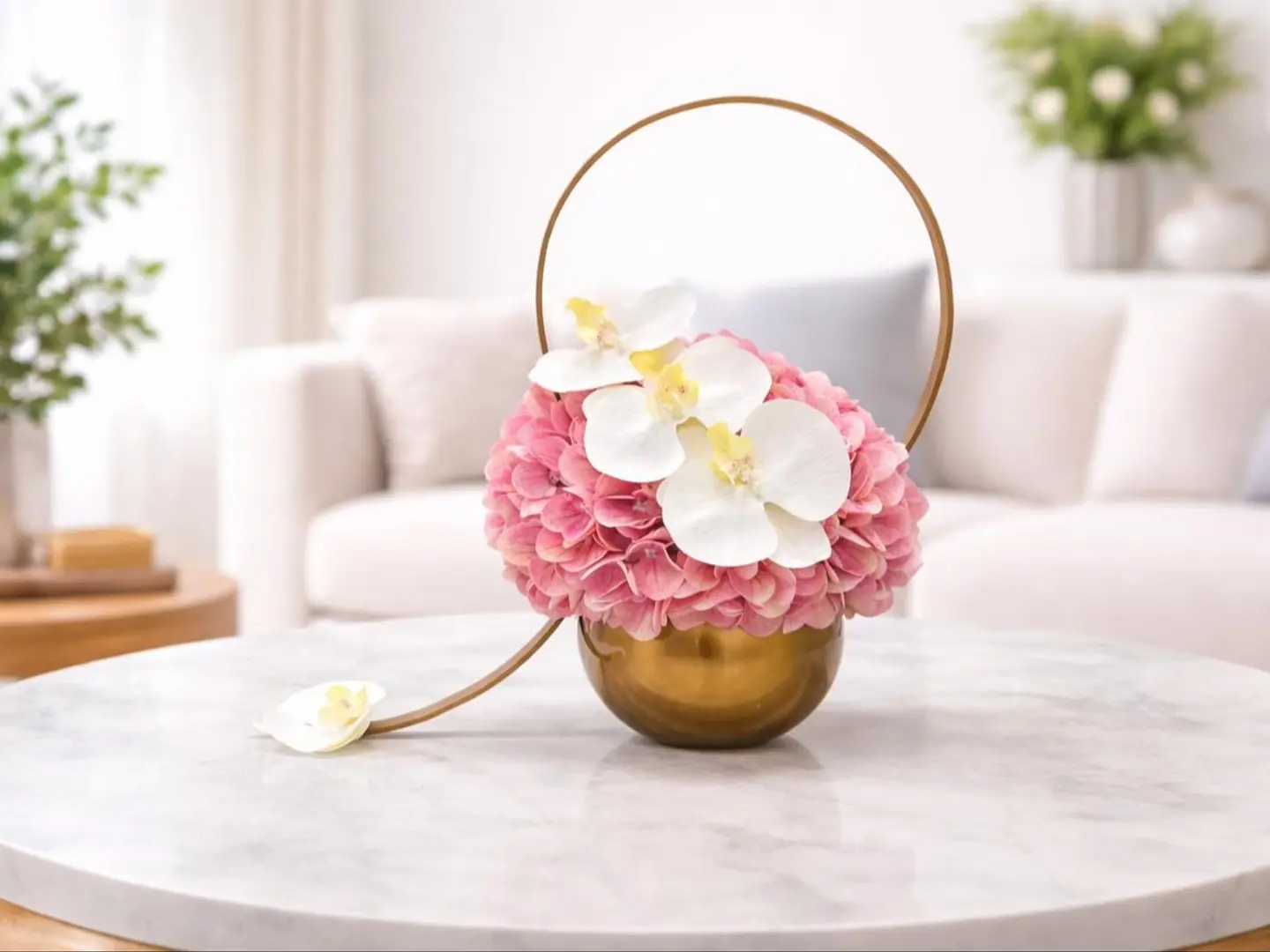 مجموعة تضم زهور الأوركيد البيضاء من نوع فالاينوبسيس وزهور الكوبية الوردية