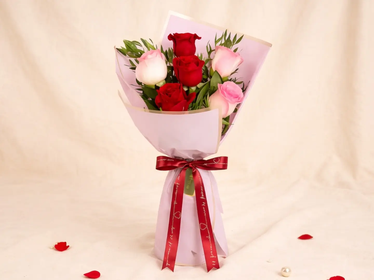 باقة زهور حمراء ووردية لها وله